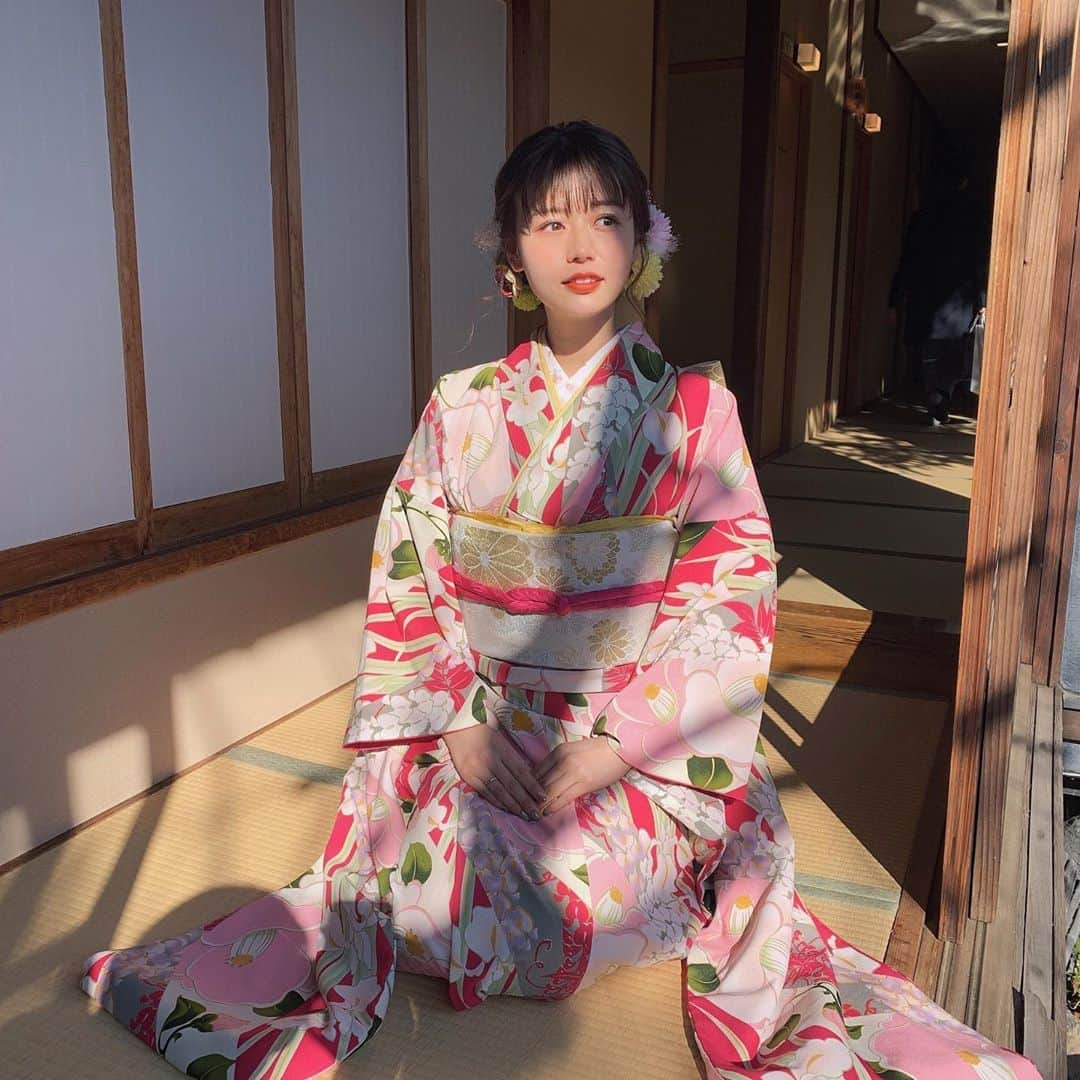 井口綾子さんのインスタグラム写真 - (井口綾子Instagram)「あけましておめでとうございます🐭⛩ 2020年、みなさんにとって素敵な一年になりますように😌✨ わたしも飛躍できる一年になるように精一杯頑張るので、今年も応援よろしお願いいたします🙇‍♀️ そして今日から仕事始めです🏃‍♂️ 20:30〜Abema TV Win Ticket MIDNIGHT KEIRIN お正月らしく振袖着て出演しますよー！ 元旦からお仕事させていただけるなんて嬉しいです🥰 今年は忙しくてしょうがないくらいお仕事に恵まれますように！！😌」1月1日 16時35分 - ayako_inokuchi