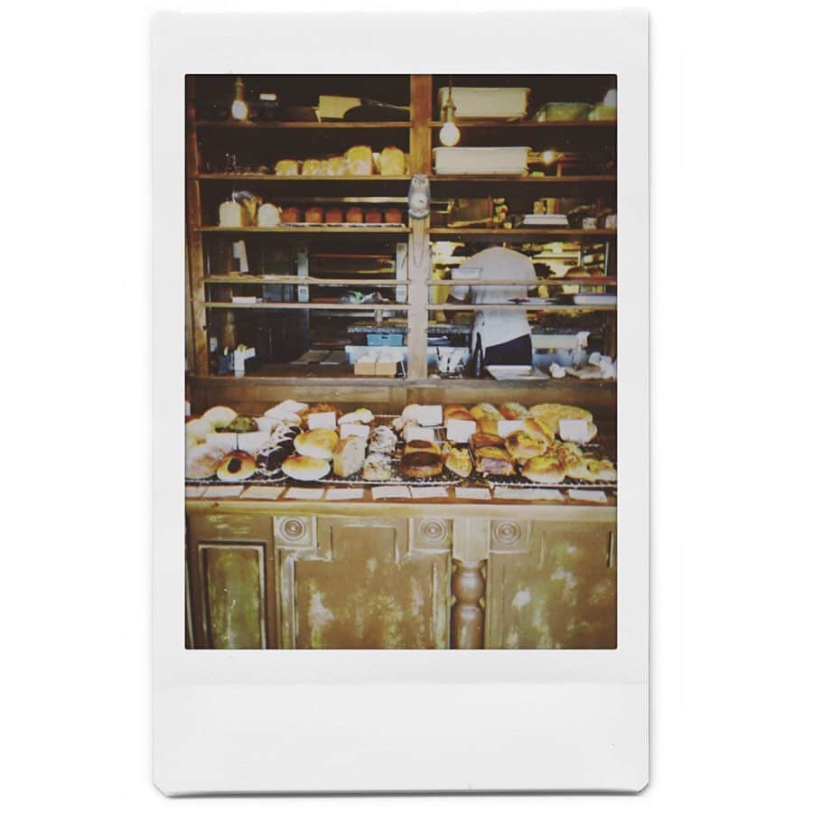池田泉さんのインスタグラム写真 - (池田泉Instagram)「あさごはんのパン、調達。 沖縄でいちばん行きたかったパン屋さん。🤤」1月1日 16時35分 - xxizumi123xx