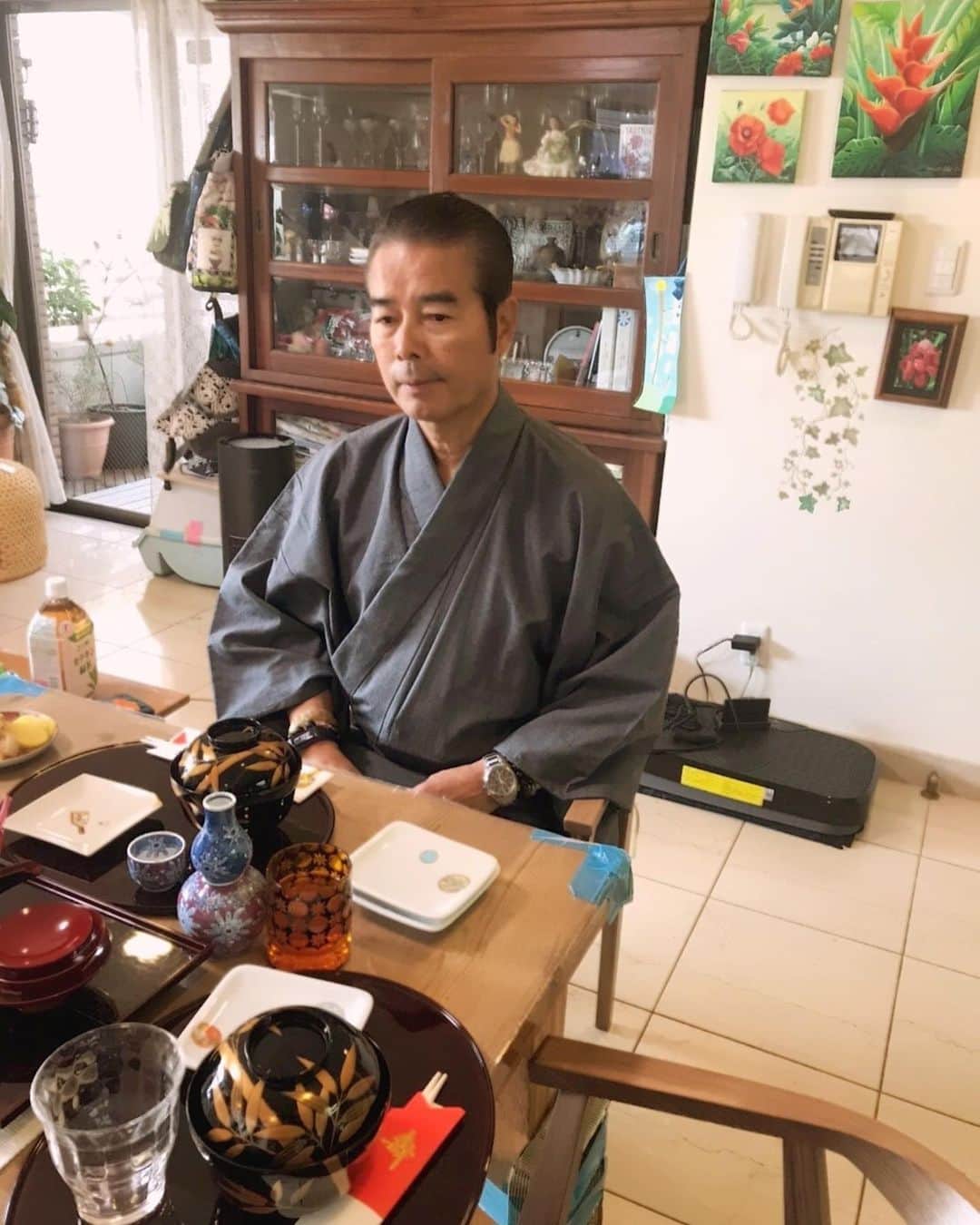 キャシー中島さんのインスタグラム写真 - (キャシー中島Instagram)「*﻿ あけましておめでとうございます﻿ ⛩🎍🎍🎍⛩﻿ ﻿ 朝からキッチンに立ってます。﻿ #御神酒 の用意をして#お雑煮 を作って﻿ 買っておいた#おせち を並べました。﻿ ﻿ 今年は﻿ 料理研究家の鈴木さんのおせちと、﻿ 銀座アスターのおせちと﻿ 金沢のフレンチレストランのおせちです。﻿ ﻿ 勝野パパが着物を着て新年の挨拶をし、﻿ それから乾杯です🍻🥂 ﻿ おせちは全部美味しくてどんどんなくなります。﻿ グッドチョイスでした👌﻿ ﻿ 勝野男子3世代です。﻿ なんとなく似てる…ね！？﻿ ﻿ ハルコはカルタ遊びをしてます。﻿ 洋輔の友人も入って楽しそう❤️﻿ でも、洋輔とかなえの姉弟カルタ取りは﻿ 結構エキサイティングしています。﻿ なんというか…大人気ない❗️笑﻿ ﻿ でもこんな平和な時間をいただいて感謝しています。﻿ ﻿ #勝野家#お正月#元日﻿ #勝野ファミリー﻿ #勝野洋﻿ #キャシー中島﻿ #洋輔﻿ #勝野雅奈恵﻿」1月1日 16時38分 - official_kathynakajima