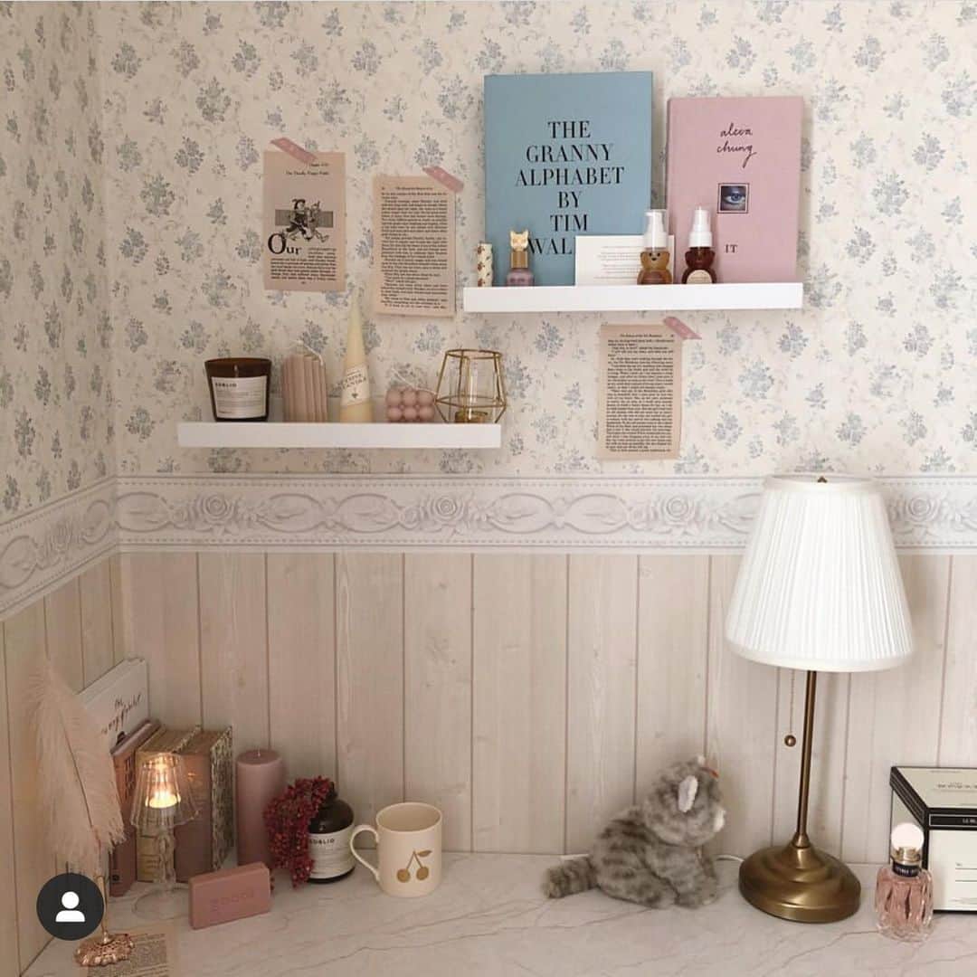のインスタグラム：「@xxayapink さんのお部屋紹介🐇♡ . 𝐦𝐲 𝐫𝐨𝐨𝐦 🦢ˎˊ˗ . 壁紙も下の部分変えたかったけど 間違えたの買っちゃったから とりあえず前のまま☁️笑 . 最近 @cherrysugar_official で ゲットしたクリアの ランプ型キャンドルホルダーが かわいい🕯♡ . #myroom #inmyroom #makemyroom #soycandles #candleholder #ikea #zarahome #francfranc #部屋 #女子部屋 #部屋作り #部屋の模様替え #部屋づくり#部屋掃除 #ランプ #ソイキャンドル #キャンドルホルダー #韓国インテリア #韓国雑貨 #イケア #ザラホーム #フランフラン #シュタイフ #カーテン #ルームシューズ #マイルーム #女子部屋 #模様替え #ボンボンキャンドル」