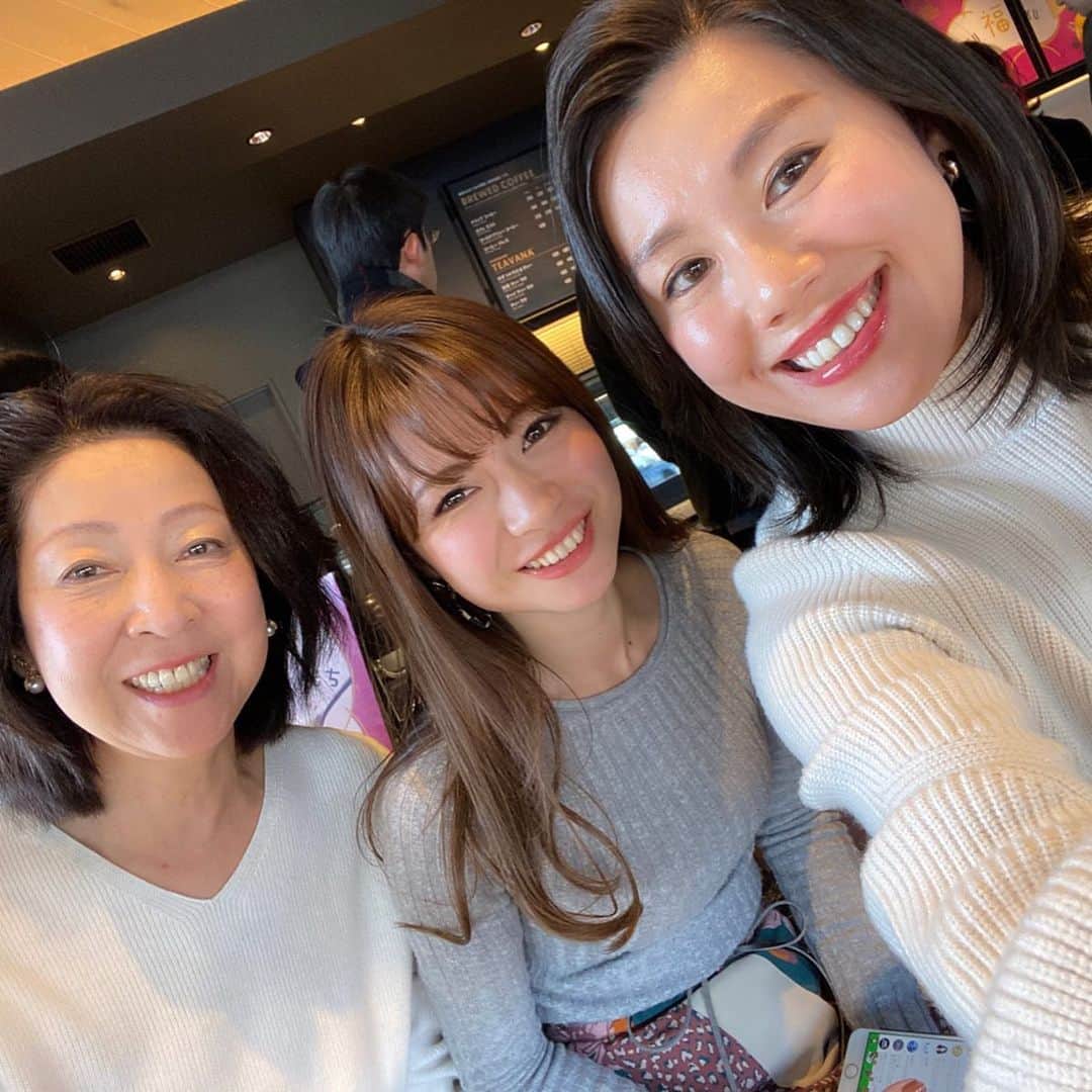 Hiroe Hiranoさんのインスタグラム写真 - (Hiroe HiranoInstagram)「Happy New Year! May everyone have a happy healthy and prosperous 2020❣️ 365 days went by so quickly! Wish you the best for the next 365 days!  家族と一緒に恒例の新年参拝へ🇯🇵神社やお墓参り⛩ 今年のご多幸を祈念してきました✨  皆様にとって、健康で幸せな一年になりますように。  #2020 #newyear #happiness #wellbeing」1月1日 16時58分 - hiroe_hirano