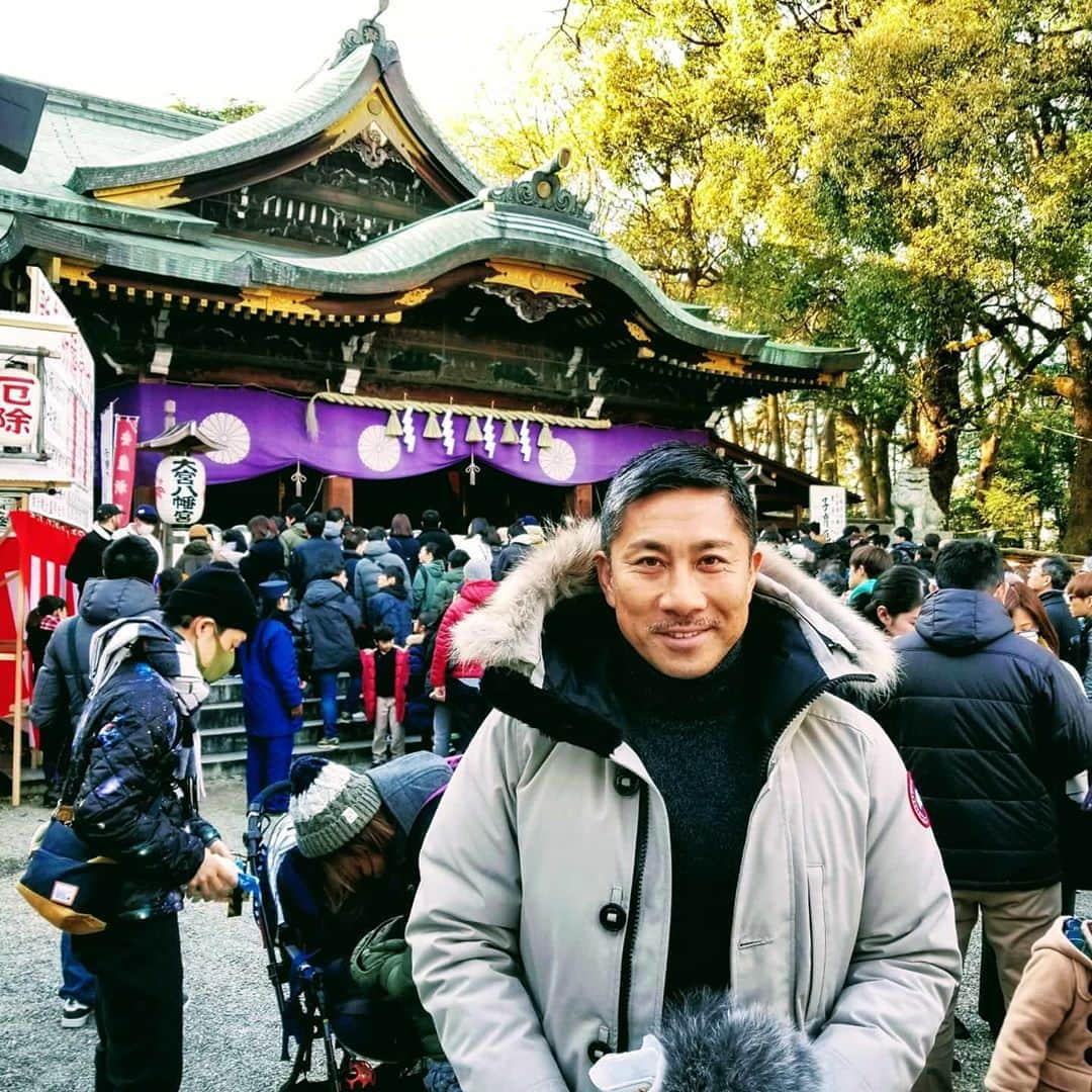 前園真聖さんのインスタグラム写真 - (前園真聖Instagram)「新年あけましておめでとうございます🎍 今年もみなさんよろしくお願いします😊 #新年 #元旦 #初詣 #大宮八幡宮 #前園真聖」1月1日 16時59分 - maezono_masakiyo