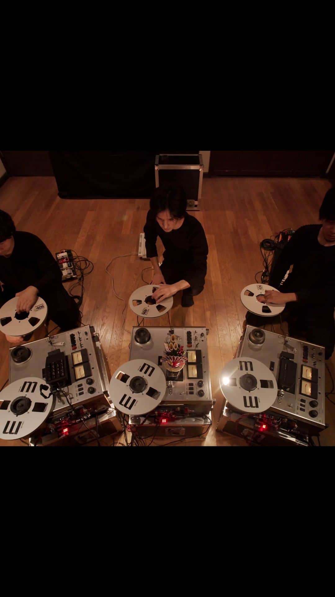 Open Reel Ensembleのインスタグラム：「新年明けましておめでとうございます。 引っ張ったり引っ張られたり、今年もよろしくお願い致します✇  #openreelensemble #eiwada #magnetikpunk #reeltoreel #tape #analog #newyear #japanesetraditional」