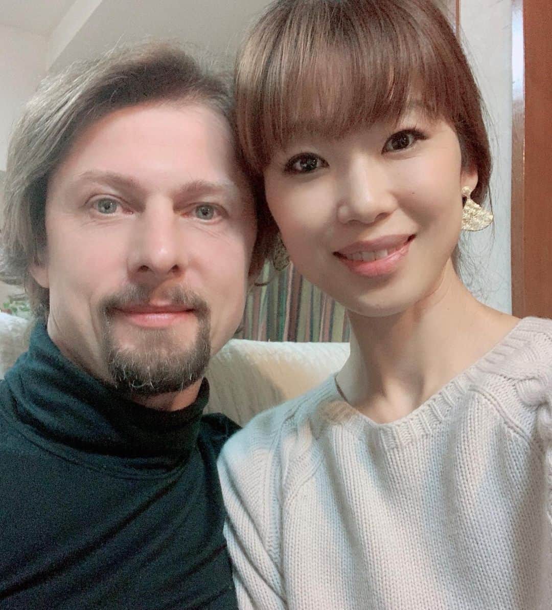 中村祥子のインスタグラム：「2019年に感謝し、 2020年笑顔と共にチャレンジ多き年にしたいと思います☺️❤️ 今年初の舞台は、白鳥の湖🦢今の自分が感じる白鳥がどのような表現に繋がるのか、どのような瞬間を私自身が感じることができるのか、とても楽しみです☺️🦢✨ 今年も夢ある舞台をお届けできるようひとつひとつ大事にこだわっていきたいと思います。今年もどうぞ宜しくお願い致します☺️🍾 Have a wonderful and happy new year 2020🍾😘 #息子といとこちゃん #三姉妹 #前進あるのみ #大吉出た 😆#shokonakamura #wieslawdudek」