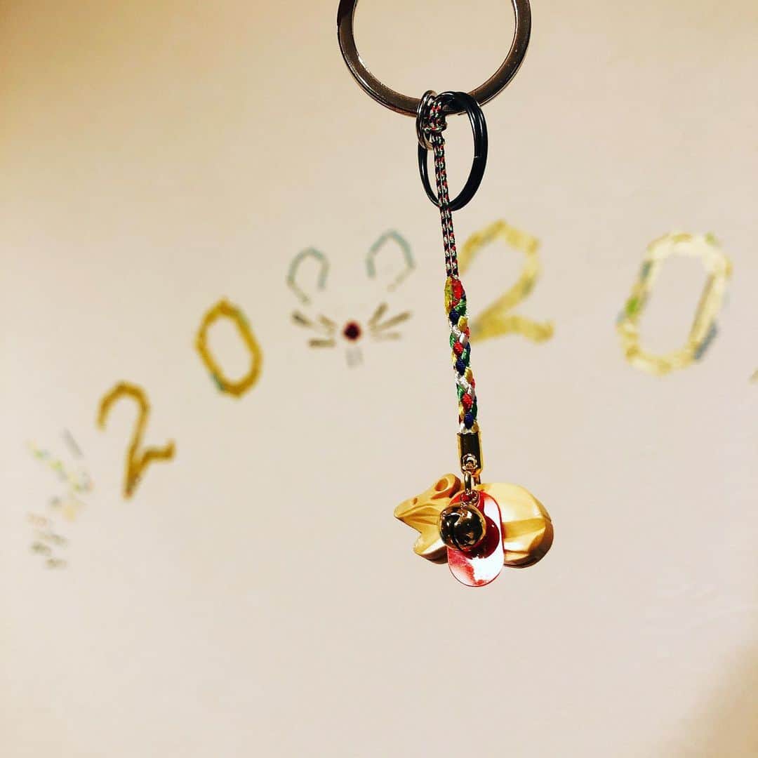 吉岡麻由子さんのインスタグラム写真 - (吉岡麻由子Instagram)「✨あけましておめでとうございます✨﻿ ﻿ みなさま﻿ 昨年は大変お世話になり、﻿ 誠にありがとうございました。﻿ 本年もどうぞ宜しくお願いいたします🐭﻿ ﻿ ﻿ 地元で﻿ #初詣。﻿ ﻿ 今年も﻿ #浅間神社﻿ ﻿ #御守り も 新調しました。﻿ ﻿ #2020﻿ どんな1年になりますことやら。﻿ ﻿ 1日1日大事に過ごさねば。 #💪 ﻿ ﻿ ﻿ #元旦#正月﻿#🐭 #神社#⛩#お詣り﻿ #静岡浅間神社#おせんげんさん #happynewyear ﻿ ﻿ ﻿ ﻿皆様にも 幸多き一年でありますように✨」1月1日 16時53分 - mayuko.1017