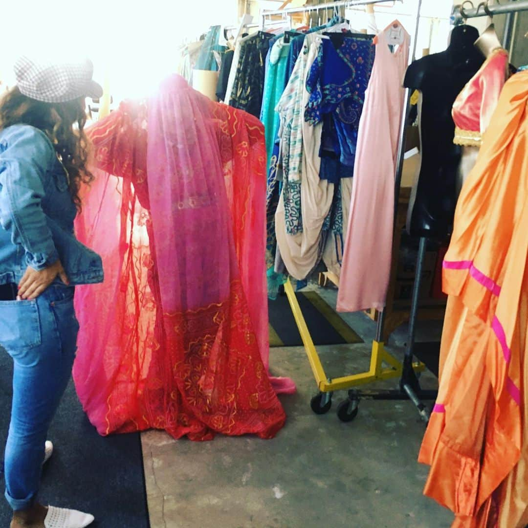 ピアーズアトキンソンさんのインスタグラム写真 - (ピアーズアトキンソンInstagram)「#HappyNewYear from #California ❤️💖🧡 - I’m back at @sandiegoopera and busy curating an exhibition of operatic costumes, designed by @zandra_rhodes_, for @johnwayneair - oh yes. You read that right. 🛫✈️🛸 Here is the Dame doing a little turn as Leila from #Bizet’s #ThePearlFishers 😎」1月1日 16時55分 - piersatkinson