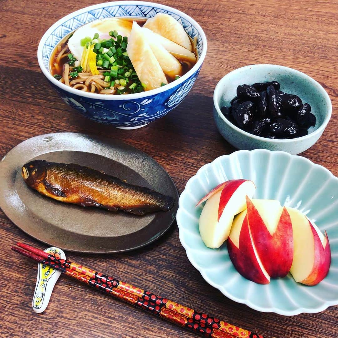久保ミツロウのインスタグラム：「ゆく飯くる飯 去年の頂き物→人吉の鮎甘露煮、珈琲煮豆、笹かま、紅玉で新年ごはん。美味しかった〜！大晦日は野菜の重ね煮で豆乳味噌汁、年越しプロテイン。」