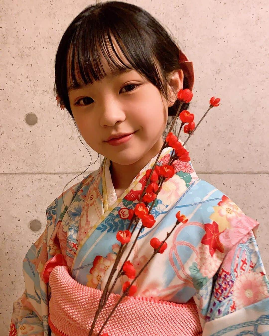 Hinataさんのインスタグラム写真 - (HinataInstagram)「. . 新年あけましておめでとうございます✨ . 今年も一生懸命頑張りますので 応援よろしくお願いします🙇‍♀️ . みなさんにとっても素敵な1年になりますように💖 . . #新年 #令和2年 #2020年 #今年もよろしくお願いします  #クラージュキッズ #Hinata #ひなた #おみくじひいた？ #Happyな1年になりますように」1月1日 17時00分 - hinachosugram