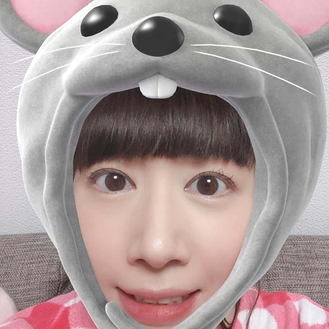 小泉エリのインスタグラム：「‪あけましておめでとうございます🎍‬ ‪今日は後援会の方の所へ新年のご挨拶に行ってきました😆❣️‬ ‪おせち料理やお刺身、お鍋にエビの天ぷら💕‬ ‪元日からいい一日になったので今年1年、幸せに、元気に過ごせそうです☺️‬ ‪素敵な一年になりますように･･･‬ ‪今年もよろしくお願いします🥰‬」