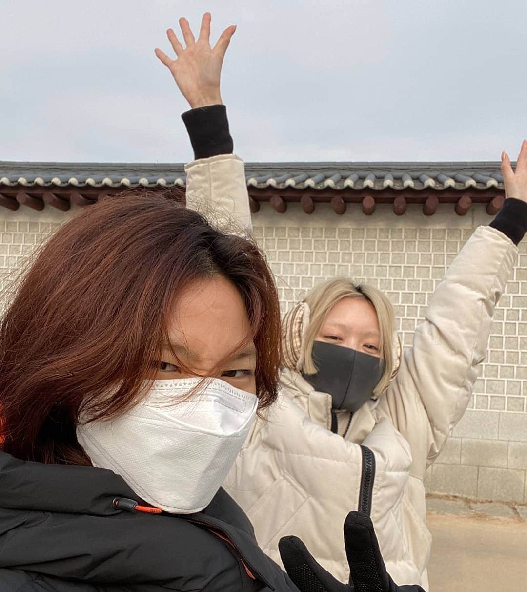フェルナンダ・リーのインスタグラム：「Happy 2020 from Seoul❗ 🥳🥳🥳🥳 서울에서 새해 복 많이받으세요❗ 🥳🥳🥳🥳 ソウルから明けましたおめでとうございます❗」