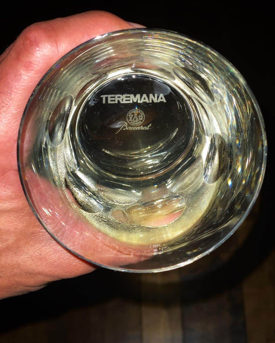 ドウェイン・ジョンソンさんのインスタグラム写真 - (ドウェイン・ジョンソンInstagram)「Happy Healthy New Year!  Looking at the world thru the bottom of a glass - and a gratitude filled Teremana tequila 🥃 toast to the past.  Thank you 2019 for the amazing memories and valuable lessons.  Cheers 2020 keep those arms open baby cos here we come.  #TeremanaToTheBrim #HappyNewYear 🖤」1月1日 17時11分 - therock