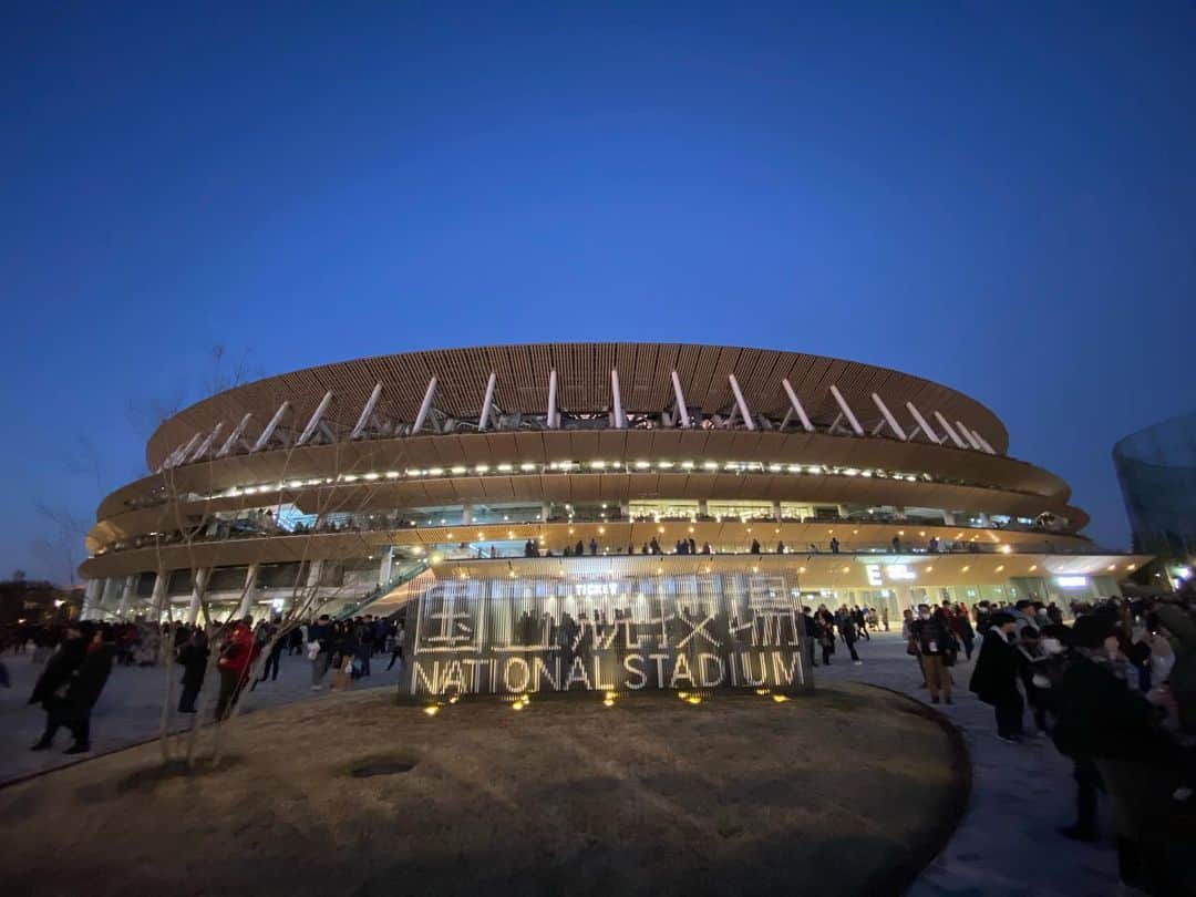 谷正人のインスタグラム：「皆様、2020年、明けましておめでとうございます！ 今年もよろしくお願いします！ #天皇杯決勝　#新国立競技場」