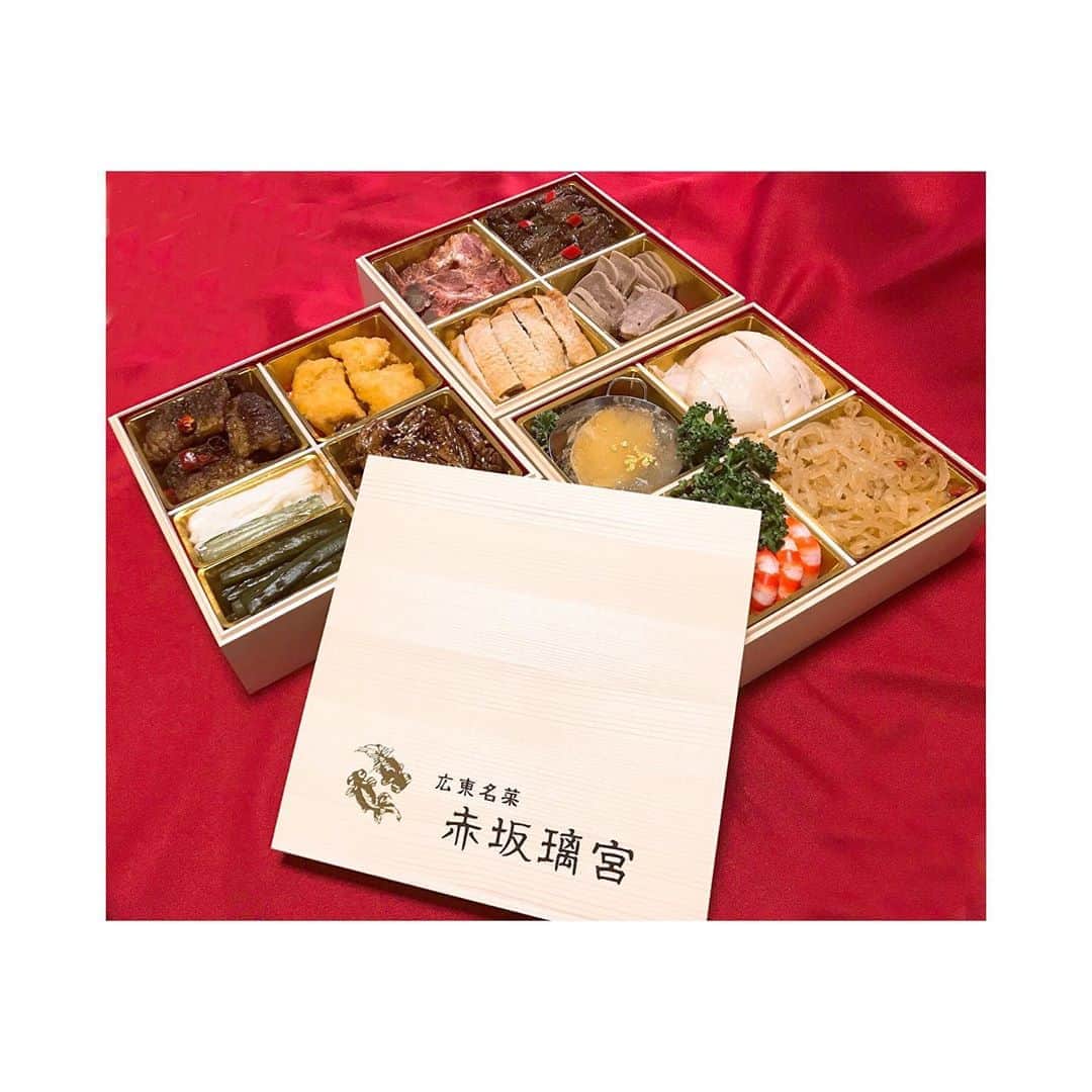 森脇加奈子のインスタグラム：「． 🎌 ． 2020年 うまいもん初めは おせち！🍱 今年も美味しかった…おばあちゃんありがとう👵🏻♡ ． 今年は29日の夜、ライブ終わったあとだったけど昆布巻を手伝った(優秀)(巻いただけ) ． 料理も出来るようになりたいものですね。 まだいいか。うん、まだいいな。 ． #お正月 #おせち #2020」