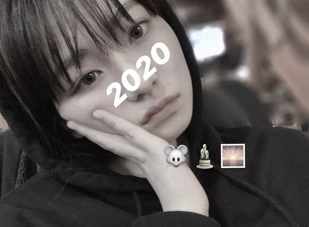 山田杏奈さんのインスタグラム写真 - (山田杏奈Instagram)「新年明けましておめでとうございます！実家で完全に寝正月してしまってます。 2020年、精進します。今年も宜しくお願いします！ そして皆様にとって良い一年になりますように。」1月1日 17時21分 - anna_yamada_