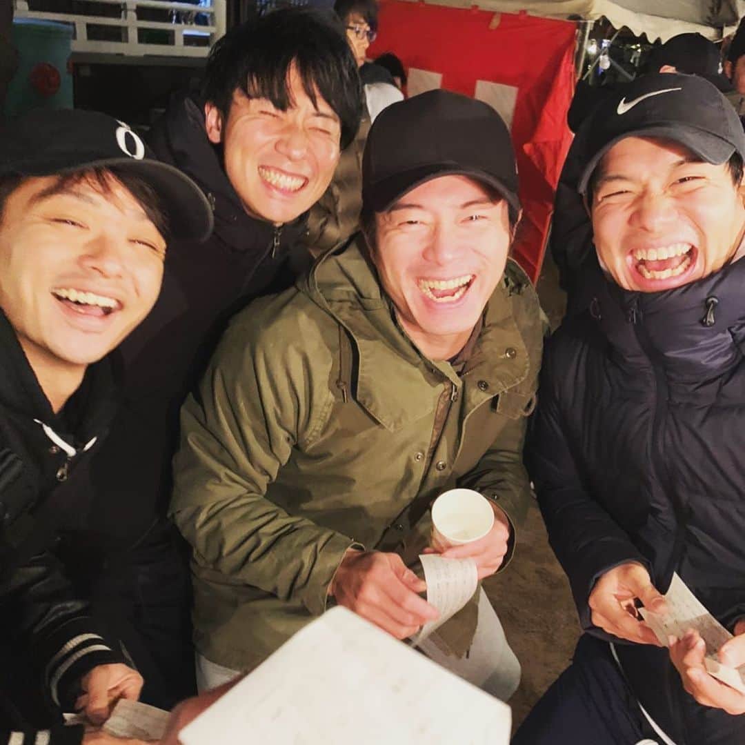 コアラ小嵐のインスタグラム：「初詣いったし甘酒飲んだし正月満喫😊 信田さんのおみくじにみんなで写り込みました！  #記憶は無い」