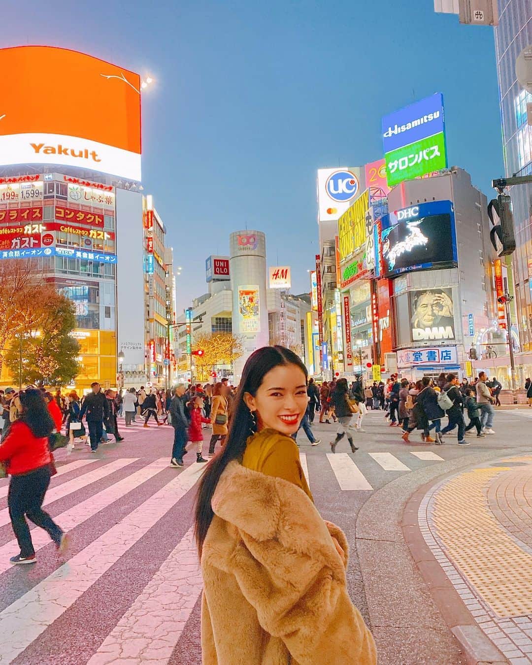 尾崎紗代子さんのインスタグラム写真 - (尾崎紗代子Instagram)「. 新年あけましておめでとうございます。 今年は仕事をもっと頑張って 殻を破っていく年にしたいと思ってます。 勿論家族との時間もより一層大事に。  新年を迎えて新たな気持ちを構える お正月の雰囲気良いね😎 .  元旦は渋谷もガラガラでしょ〜！なんて言って 軽くお散歩しに行ったら割と賑わってました💮 . #happynewyear #happynewyear2020  #shibuyascramblesquare  #shibuya #tokyo」1月1日 17時29分 - osayo_osayo