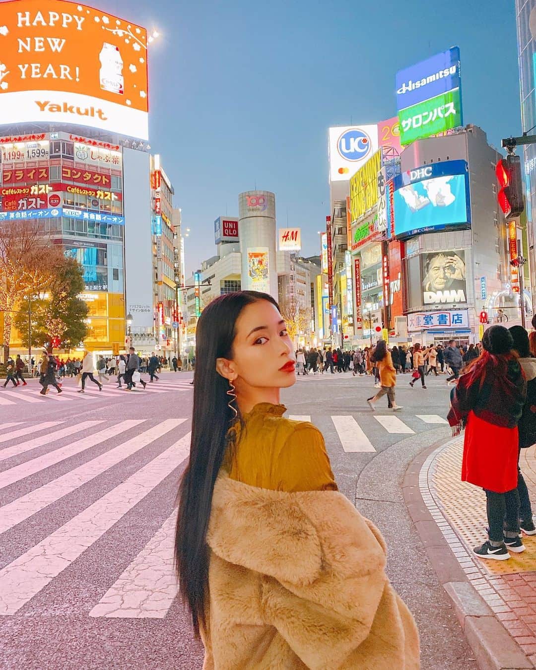 のインスタグラム：「. 新年あけましておめでとうございます。 今年は仕事をもっと頑張って 殻を破っていく年にしたいと思ってます。 勿論家族との時間もより一層大事に。  新年を迎えて新たな気持ちを構える お正月の雰囲気良いね😎 .  元旦は渋谷もガラガラでしょ〜！なんて言って 軽くお散歩しに行ったら割と賑わってました💮 . #happynewyear #happynewyear2020  #shibuyascramblesquare  #shibuya #tokyo」