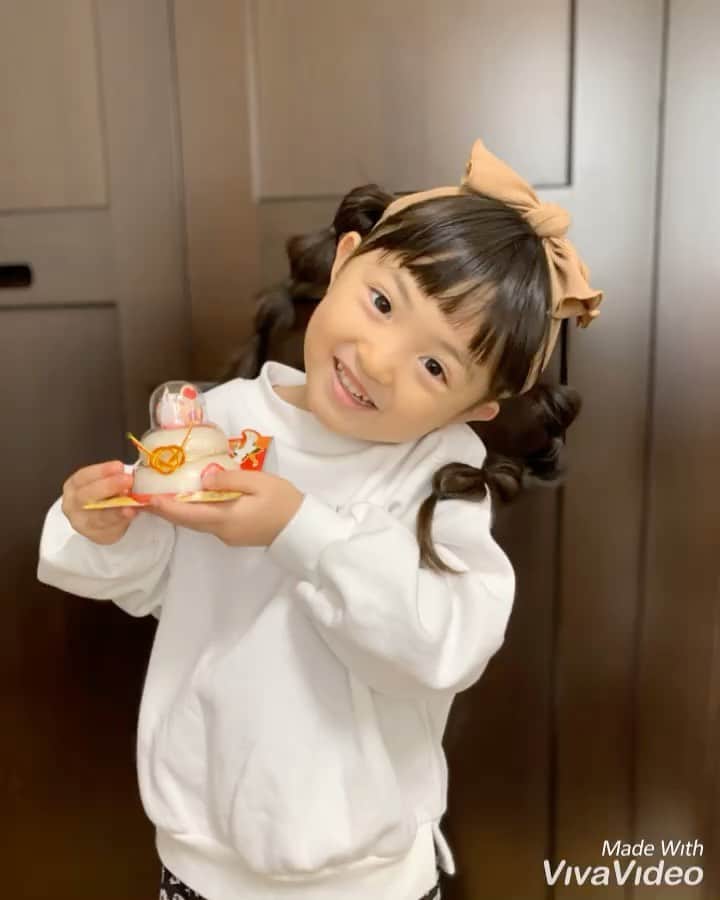 satomiのインスタグラム：「⛩🎍 . . \ 2020年 / . あけましておめでとうございます🐭 . . 年末年始はパパの実家で ゆったり過ごしてます〜🎶 . りいなもいとこたちと遊べて嬉しそう😁❤️ . . 今年もよろしくお願いします💋✨ . .  #4歳 #4歳3ヶ月 #51ヶ月  #あけましておめでとうございます #新年 #ねずみ年 #正月 #インスタキッズ #ベビフル #ママリ#コドモノ #コズレ #ママトコ」