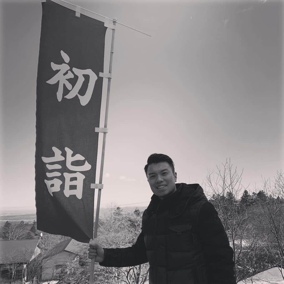 山口剛史さんのインスタグラム写真 - (山口剛史Instagram)「2020年明けましておめでとうございます⛩今年1年どうぞよろしくお願い致します🤲 #謹賀新年 #あけましておめでとうございます #初詣 #軽井沢 #熊野神社 #2020 #初夢 #覚えてません #福袋 #買ってません #happynewyear #welcome2020」1月1日 17時31分 - yama37curl