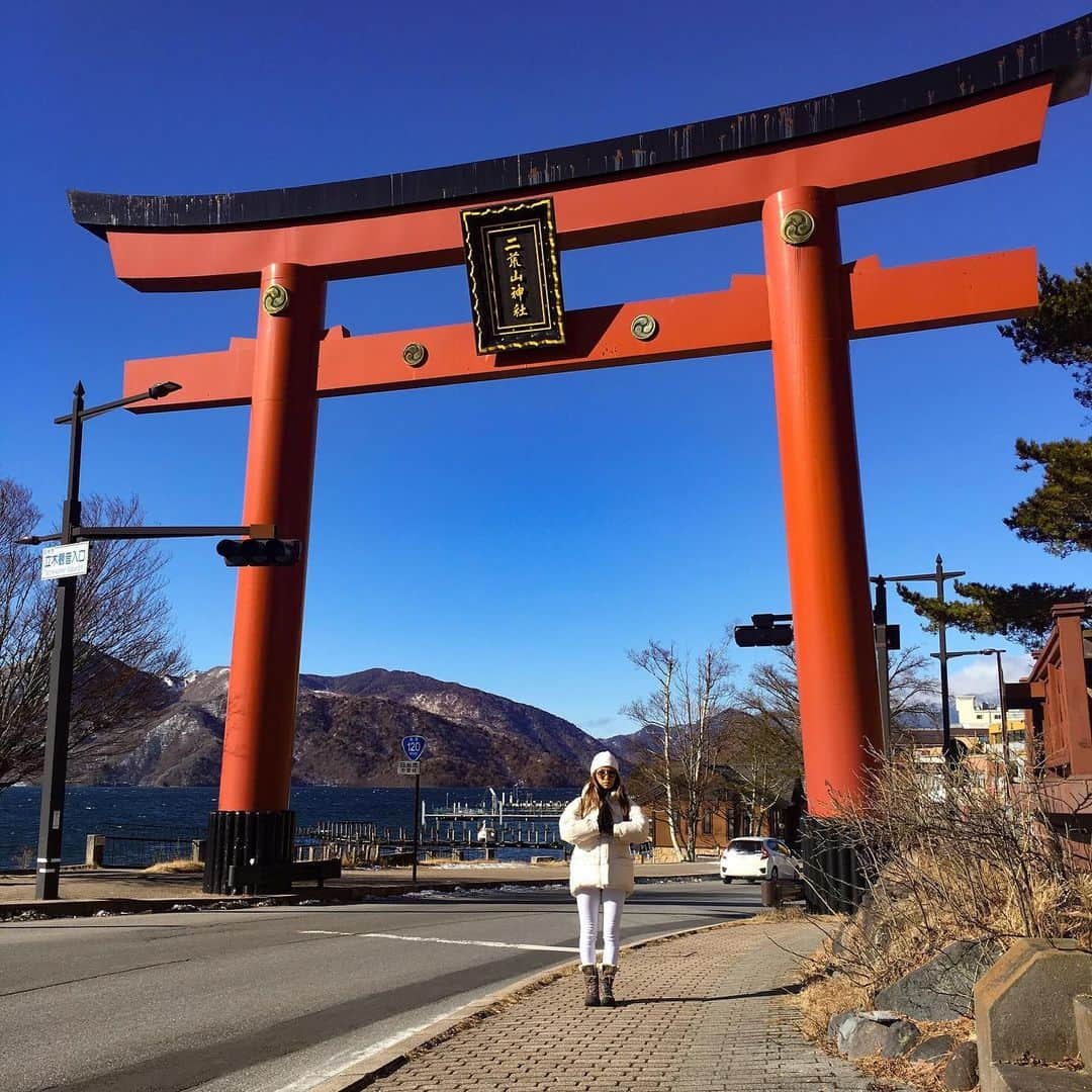 MEGUMIのインスタグラム：「昨年もたくさんの方にお世話になりありがとうございました☀️ 2020年も宜しくお願いします🎍🎌 元旦は日光でパワーをたくさんもらいました✨  日光東照宮で引いたおみくじに『信義』という言葉がたくさん書いてあったので、信義を意識して一年楽しく過ごしたいと思います🎌  皆んな健康でたくさんの幸が訪れますように🙏✨ #謹賀新年2020#日光#元日#おみくじ大吉 #日光東照宮#中禅寺湖#華厳の滝#パワースポット巡り#🙈🙊🙉 #三代目徳川家光なり#鶴の舞」