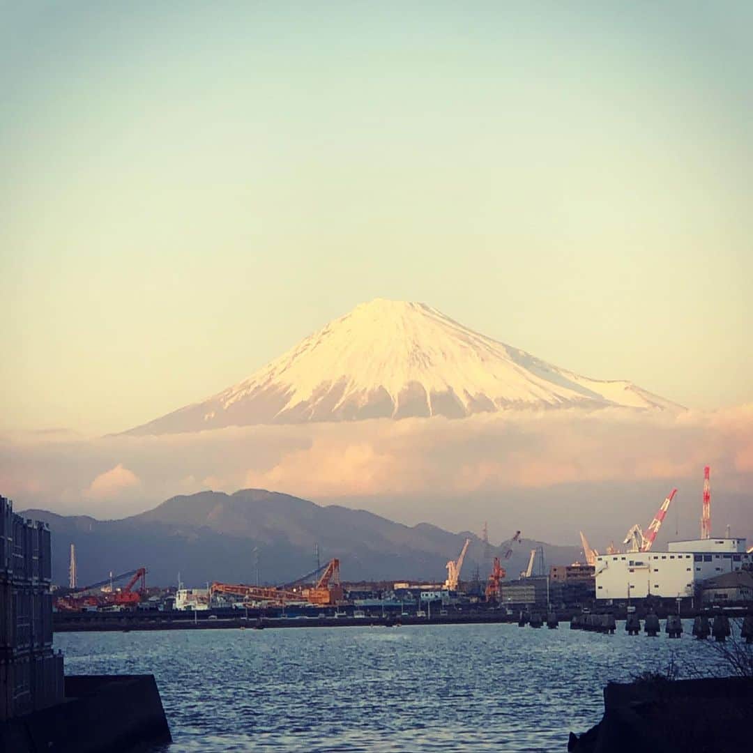 石川亜沙美さんのインスタグラム写真 - (石川亜沙美Instagram)「富士山🗻 ・ 今日も素敵です🙏✨✨ ・ ・ #2020 #元旦 #富士山 #mtfuji」1月1日 17時43分 - asamiishikawa1016