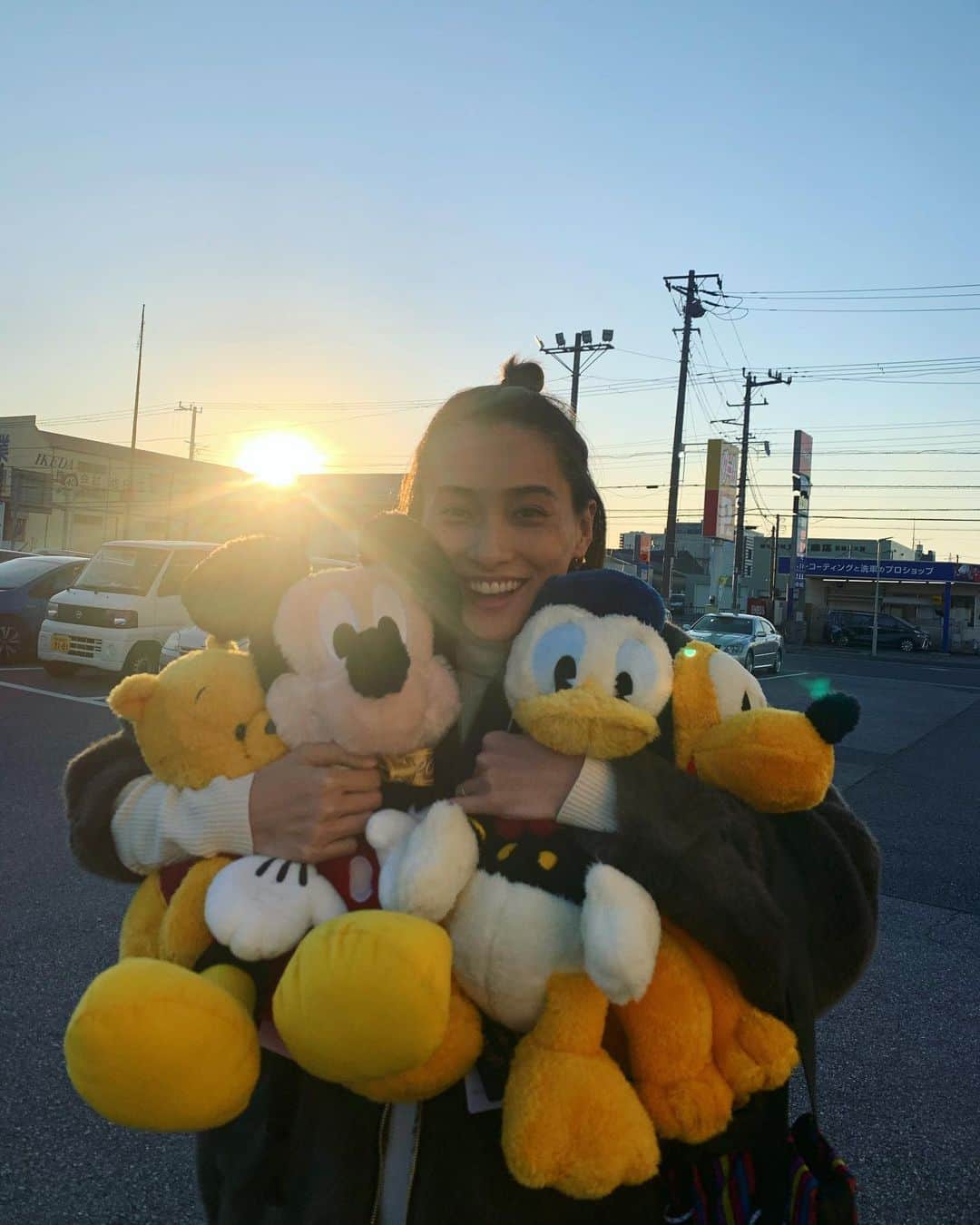 小濱なつきのインスタグラム：「新年明けましておめでとうございます🌅 本年も宜しくお願い致します✨  2020年がより幸せな一年になりますように🤍  新年早々、娘のために取ったどー！  #謹賀新年　#お正月　#2020」