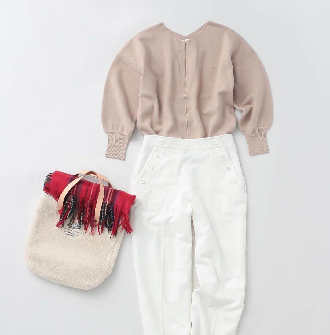 Dessin Dessin official Instagramさんのインスタグラム写真 - (Dessin Dessin official InstagramInstagram)「SALE Recommend Items﻿ ﻿ 春を感じる明るいカラー展開のパフ袖ニット。﻿ 開きすぎないやさしいVネックが、さまざまなシーンにマッチします。﻿ ﻿ パンツ、スカートともに好相性な丈感のすっきりとしたデザインです。﻿ ﻿ ボトムスには春先まで使える肉厚素材のパンツを合わせて。﻿ ﻿ Knit 　F58-17357﻿ bottoms　F58-77020﻿ ﻿ ﻿ #dessin2019 #19AW #dessin2020 #20ss﻿ ﻿」1月1日 17時44分 - dessin_official_jp