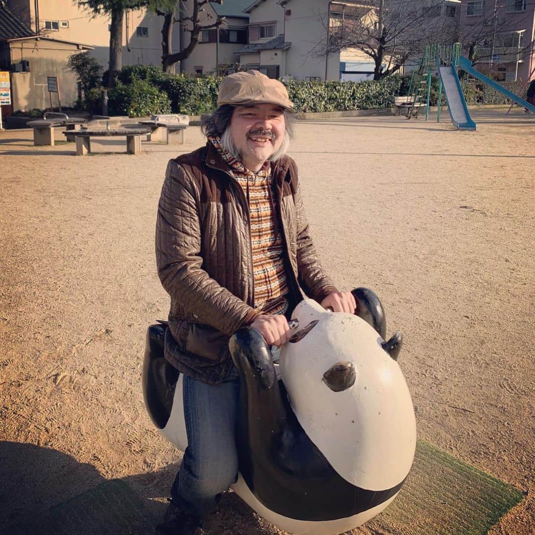 オカノアキラのインスタグラム：「皆さまあけましておめでとうございます㊗️🎉🎈今年もよろしくお願いします。初詣に行ってきましておみくじで大吉を引き当てるという幸先良いスタートを切りました。年末に左指を骨折した娘と無事に新年を迎える事ができた事を喜びつつ、またまた皆さまと色々楽しくお会いできる事を夢見つつ。この文章が着地点を失っている感じを匂わせつつ2020年の年初めのご挨拶とさせていただく事とさせてもらいます。 #酔っ払い #娘好きすぎるパパ #正月飲みっぱなし #正月酒飲みすぎ #正月酒浴びたい #正月酒漬け #正月飲んでばっか #正月酒2020 #大吉 #初詣で参拝の順番割り込んでくる人達がボクの前に入って来て「この人達に不幸が下りますように」とお願いしてしまう」