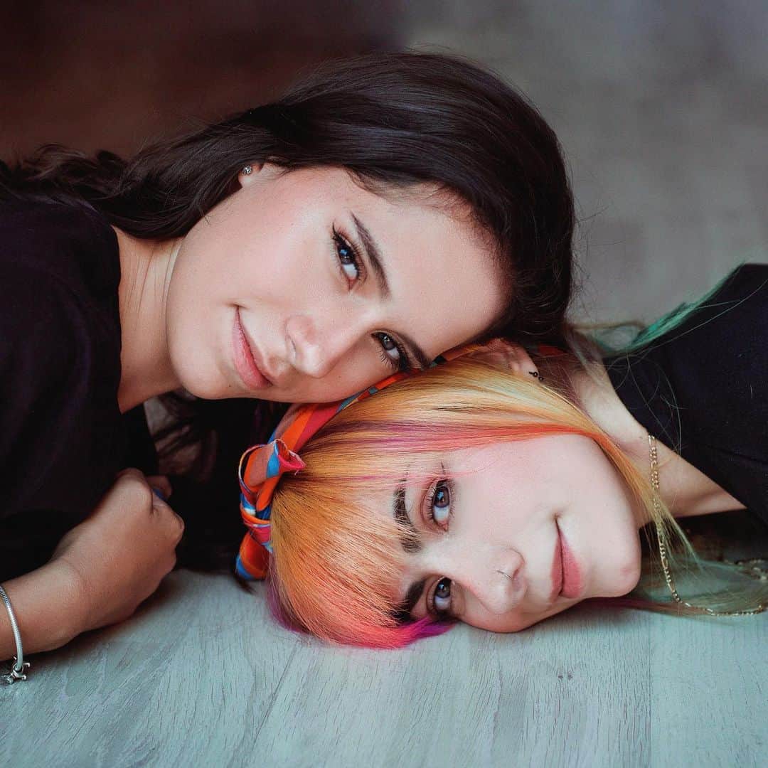 ミランダ・イバネスのインスタグラム：「Ella es mi hermana ! Si alguna vez llegaste a ver mi Draw my life sabias de su existencia como yo, pero nada más, no había contacto entre nosotras desde que nació hasta sus 11 años nos pudimos ver unos 20 minutos... pasaron 4 años más para vernos de nuevo y YISUS CRAIST como les explico que toda mi vida había deseado tenerla en mi vida con todas mis ganas! Lo único que quiero es ser la mejor persona para ella ! Alguien en quien pueda confiar al 100% en verdad Fer, es indescriptible tenerte a mi lado ! ♥️ TE AMO DEMASIADO ! Gracias por hacer mi 2019 mejor ! Todo pudo haber estado de cabeza pero tú eres mi angelito y nos queda toda una vida por delante ! 👯‍♀️ @nyusage 📸✨」