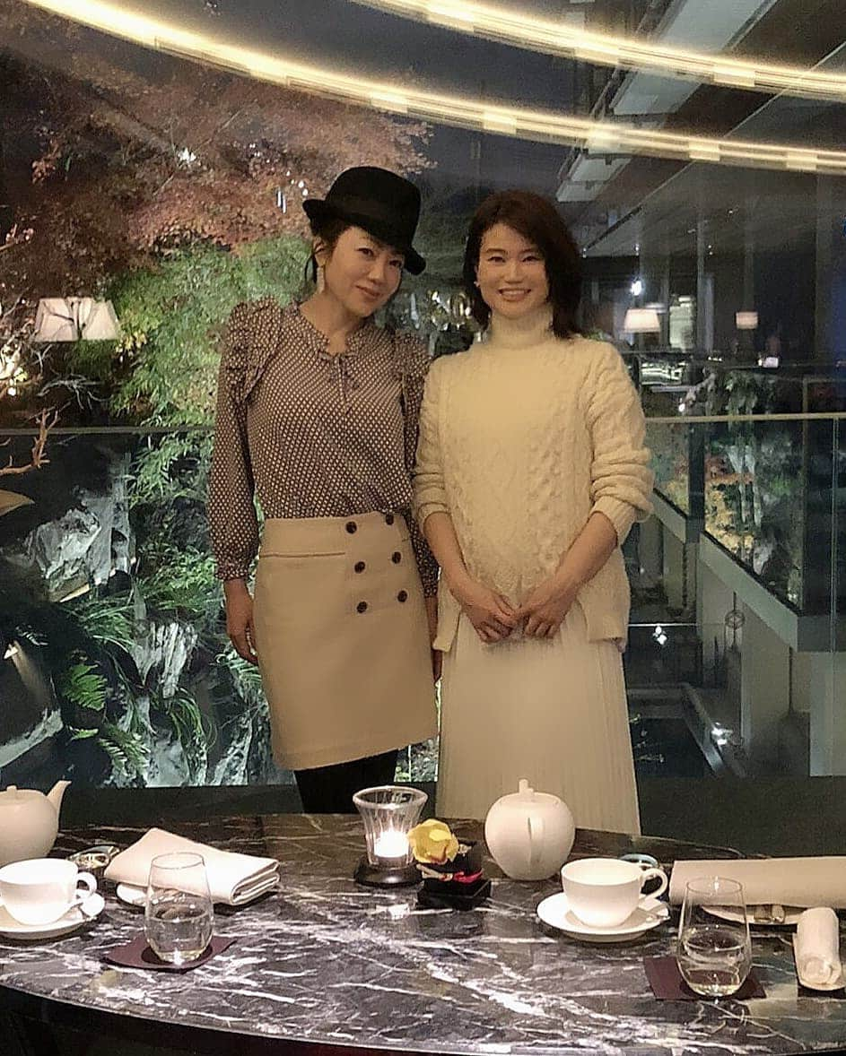 今堀恵理さんのインスタグラム写真 - (今堀恵理Instagram)「リッツカールトン京都　@ritzcarltonkyoto のThe Bar　で年末の女子会 日本庭園を眺めながらミニバーガーのセットを食べたよ 和牛ビーフとオリジナルバンズを使ってて3種類の味の高級バーガー😍美味しかった  私のコーディネート ブラウスは　@primascherrer  お気に入りのショップ、 @joint_space で本日からSALEやってます✨  @primascherrer も対象になってるよ💕  スカートは　@lautreamont_insta  バック　@fendi 時計　@cartier アクセサリー　@swarovski  #primascherrer #prima_lady #pr #js_sale 　#RCMEMORIES #ritzcarlton #ritzcarltonkyoto  #リッツカールトン京都　#グルメバーガー　#女子会」1月1日 18時08分 - eriimahori