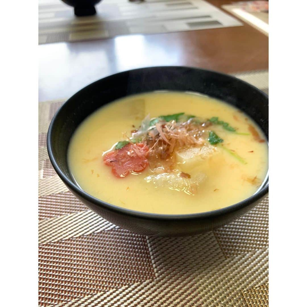 VANRIさんのインスタグラム写真 - (VANRIInstagram)「🎍 我が家は白味噌のお雑煮🤤 小芋、金時人参、三ツ葉、大根が入ってます。 地方によってきっと全然違いますよね？ 皆さんはお雑煮、食べられましたか？ #ちなみに父の田舎は #おすまし雑煮 #ブリほうれん草かまぼこが入ってるよ　 #元旦 #お正月 #近年稀に見る #のんびり正月」1月1日 18時01分 - vanri0121