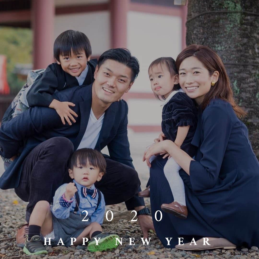 佐藤飛鳥さんのインスタグラム写真 - (佐藤飛鳥Instagram)「あけましておめでとうございます🎍 きっと今年も相変わらずドタバタした一年となりそうですが🤪仕事に家庭にプライベートに頑張って参りますので、どうぞよろしくおねがいします☺️ せっかくなので今年は七五三の時の家族写真を年賀状に使ったのでこちらでも...🐭♡」1月1日 18時02分 - s_asuka1278