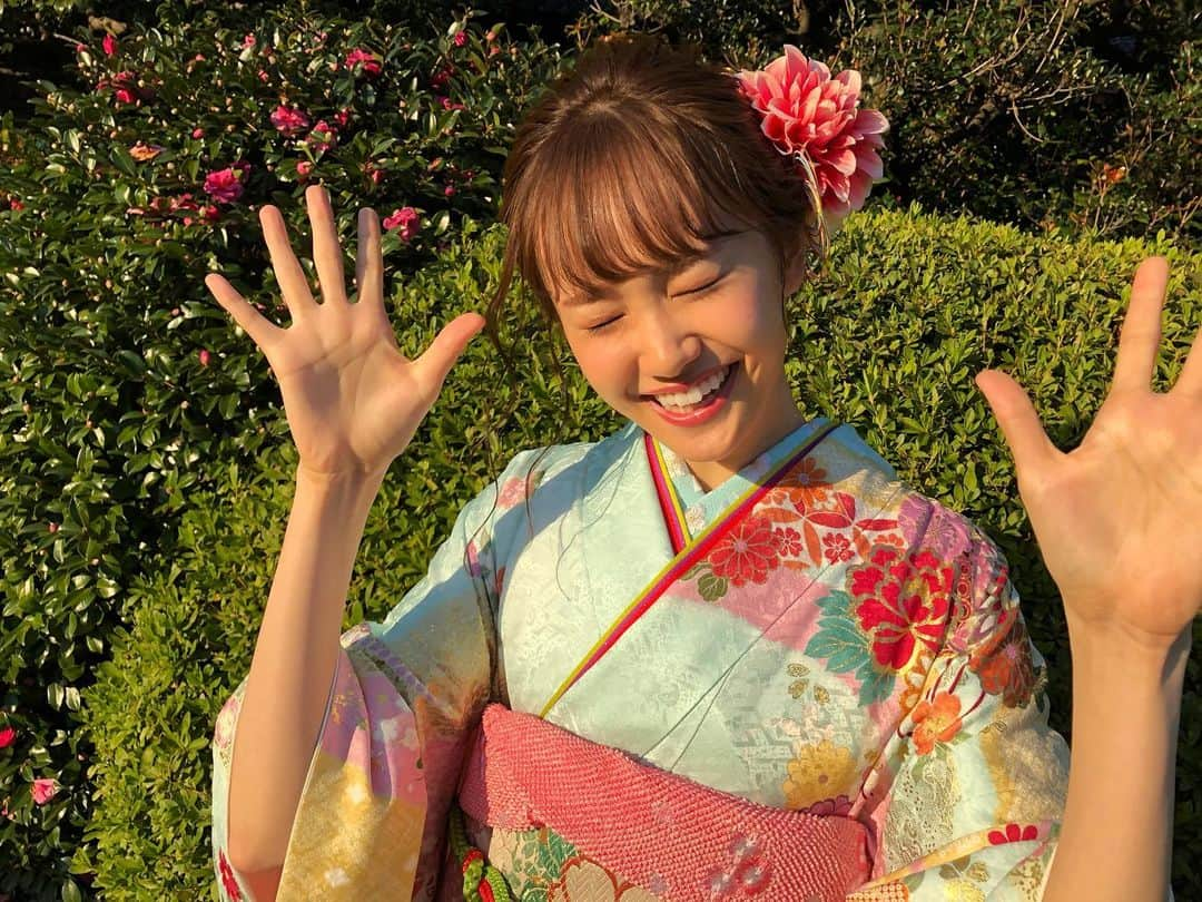 尾碕真花さんのインスタグラム写真 - (尾碕真花Instagram)「. . 皆さん！ . 新年、あけおめ！ . そして、ことよろ！！！ . 風な写真で2020年スターーート☺︎ .」1月1日 18時03分 - ichika_osaki_official