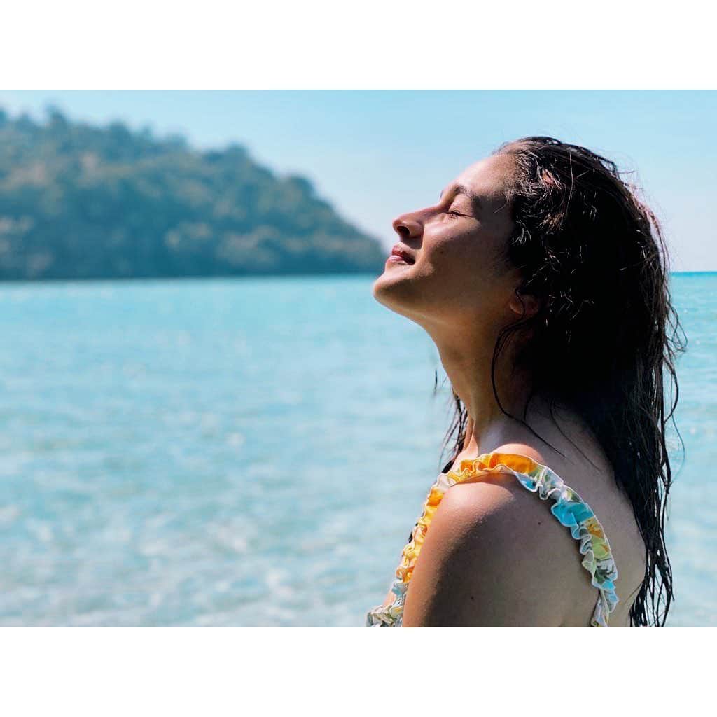 アリア・バットのインスタグラム：「the light is coming ✨2020 ☀️」