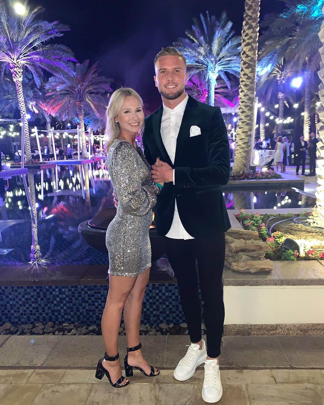 アンドレ・ホフマンのインスタグラム：「..wish you all a happy and healthy new year from Abu Dhabi🙏🏼🍀🥳💥 #2020」