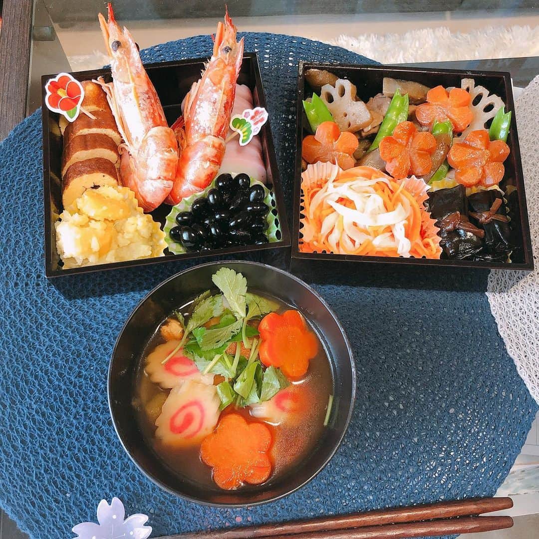 早川瀬里奈のインスタグラム：「あけましておめでとうございます😇 今年も宜しくお願い致します。 おせちとお雑煮食べてのんびりお正月です🎍 #おせち料理 #伊達巻はフライパンで焼いた #正月料理」