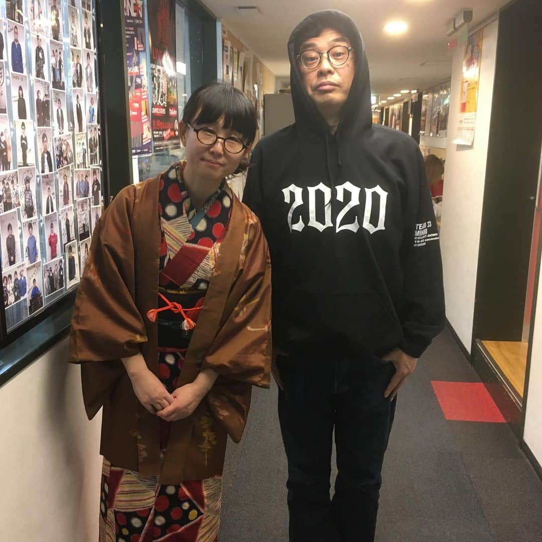 中島ヒロトさんのインスタグラム写真 - (中島ヒロトInstagram)「元日OA終了。  昨日MINMIにもらったパーカーを着て、初日終了。さすがに疲れた（苦笑）。お年賀用に注文してた“どら焼き”も番組スタッフや本日出勤DJに喜んでもらえてよかった。 土井ちゃんは元日ということでお着物、可愛い。 2020もハッピーに、電波にライドしていきます。  #fm802  #minmi #team33 #nakama #お年賀 #どら焼き #802rm #802tap #workdaysbecameplaydays」1月1日 18時16分 - djhirotonakajima