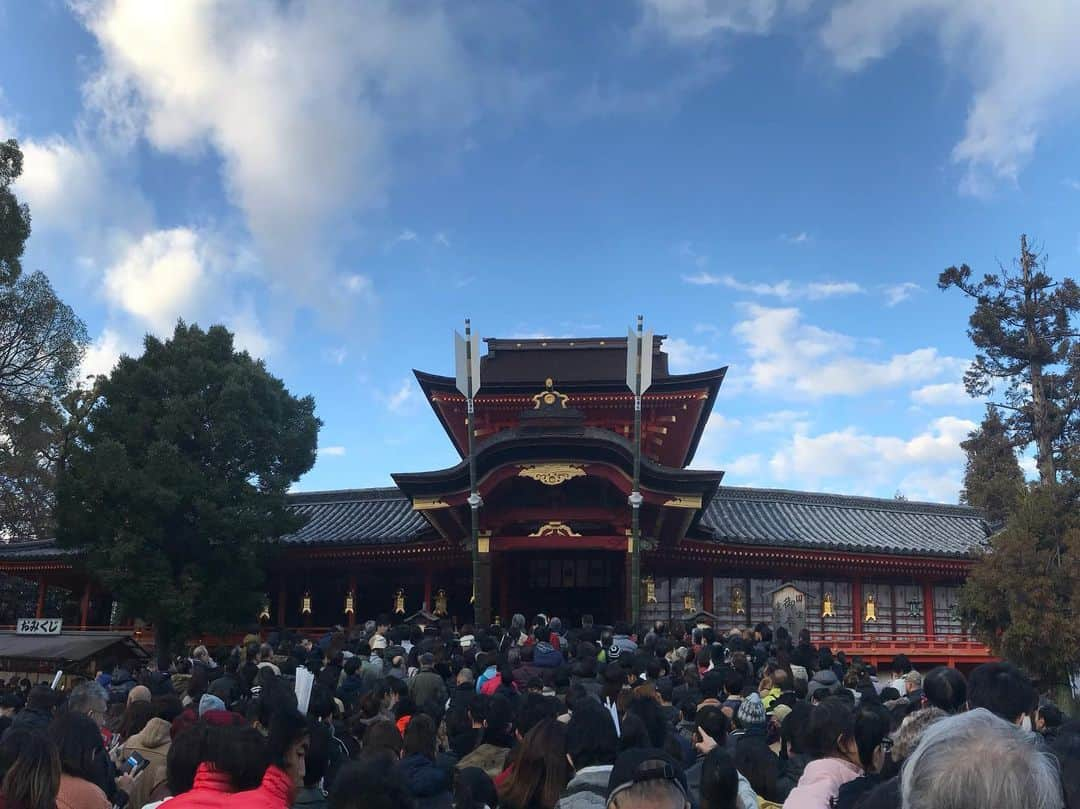 小嶋晶子さんのインスタグラム写真 - (小嶋晶子Instagram)「Happy New Year! At Iwashimizu Hachimangu Shrine for “Hatsumoude.” Hatsumoude is the first visit in a year to a shrine or a temple to pray for New Year’s health, happiness, peace and so on.✨The Japanese zodiac is based on a 12-year cycle. Each year has a symbolic animal, Rat, Ox, Tiger, Rabbit, Dragon, Snake, Horse, Sheep, Monkey, Rooster, Dog, Boar. According to a folk tale, this order of the twelve zodiac signs was decided by which animal gave its new year’s greetings to the God first. 2020 is the year of RAT.🐭 あけましておめでとうございます🎍2020年も笑顔溢れる楽しい一年なりますように😄✨ #お正月 #元旦 #2020 #石清水八幡 #京都 #日本 #happynewyear  #kyoto #iwashimizuhachimangushrine #⛩ #🇯🇵」1月1日 18時21分 - kojimamajiko