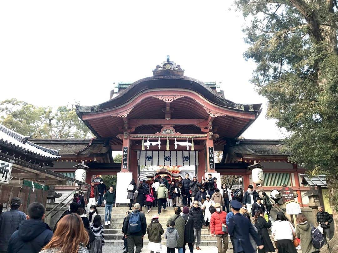 小嶋晶子さんのインスタグラム写真 - (小嶋晶子Instagram)「Happy New Year! At Iwashimizu Hachimangu Shrine for “Hatsumoude.” Hatsumoude is the first visit in a year to a shrine or a temple to pray for New Year’s health, happiness, peace and so on.✨The Japanese zodiac is based on a 12-year cycle. Each year has a symbolic animal, Rat, Ox, Tiger, Rabbit, Dragon, Snake, Horse, Sheep, Monkey, Rooster, Dog, Boar. According to a folk tale, this order of the twelve zodiac signs was decided by which animal gave its new year’s greetings to the God first. 2020 is the year of RAT.🐭 あけましておめでとうございます🎍2020年も笑顔溢れる楽しい一年なりますように😄✨ #お正月 #元旦 #2020 #石清水八幡 #京都 #日本 #happynewyear  #kyoto #iwashimizuhachimangushrine #⛩ #🇯🇵」1月1日 18時21分 - kojimamajiko