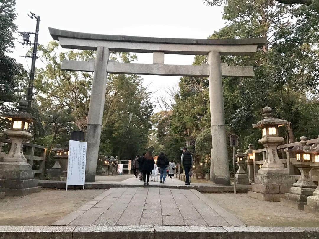 小嶋晶子さんのインスタグラム写真 - (小嶋晶子Instagram)「Happy New Year! At Iwashimizu Hachimangu Shrine for “Hatsumoude.” Hatsumoude is the first visit in a year to a shrine or a temple to pray for New Year’s health, happiness, peace and so on.✨The Japanese zodiac is based on a 12-year cycle. Each year has a symbolic animal, Rat, Ox, Tiger, Rabbit, Dragon, Snake, Horse, Sheep, Monkey, Rooster, Dog, Boar. According to a folk tale, this order of the twelve zodiac signs was decided by which animal gave its new year’s greetings to the God first. 2020 is the year of RAT.🐭 あけましておめでとうございます🎍2020年も笑顔溢れる楽しい一年なりますように😄✨ #お正月 #元旦 #2020 #石清水八幡 #京都 #日本 #happynewyear  #kyoto #iwashimizuhachimangushrine #⛩ #🇯🇵」1月1日 18時21分 - kojimamajiko