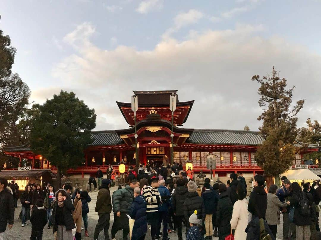 小嶋晶子さんのインスタグラム写真 - (小嶋晶子Instagram)「Happy New Year! At Iwashimizu Hachimangu Shrine for “Hatsumoude.” Hatsumoude is the first visit in a year to a shrine or a temple to pray for New Year’s health, happiness, peace and so on.✨The Japanese zodiac is based on a 12-year cycle. Each year has a symbolic animal, Rat, Ox, Tiger, Rabbit, Dragon, Snake, Horse, Sheep, Monkey, Rooster, Dog, Boar. According to a folk tale, this order of the twelve zodiac signs was decided by which animal gave its new year’s greetings to the God first. 2020 is the year of RAT.🐭 あけましておめでとうございます🎍2020年も笑顔溢れる楽しい一年なりますように😄✨ #お正月 #元旦 #2020 #石清水八幡 #京都 #日本 #happynewyear  #kyoto #iwashimizuhachimangushrine #⛩ #🇯🇵」1月1日 18時21分 - kojimamajiko