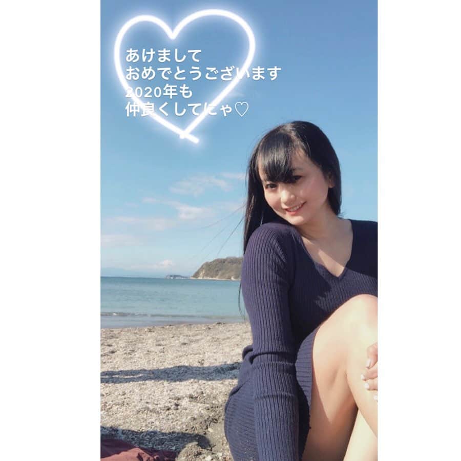 脊山麻理子さんのインスタグラム写真 - (脊山麻理子Instagram)「2020年のスタートは青空♡太陽の日差しを浴びて、海と富士山を拝んで、最高に気持ちの良いスタート♡今年も仲良くしてにゃん♡ #2020 #可愛いがってにゃ　#富士山　#海　#太陽　#よろしくお願いします　#天気の子」1月1日 18時22分 - mariko_seyama_milkpon