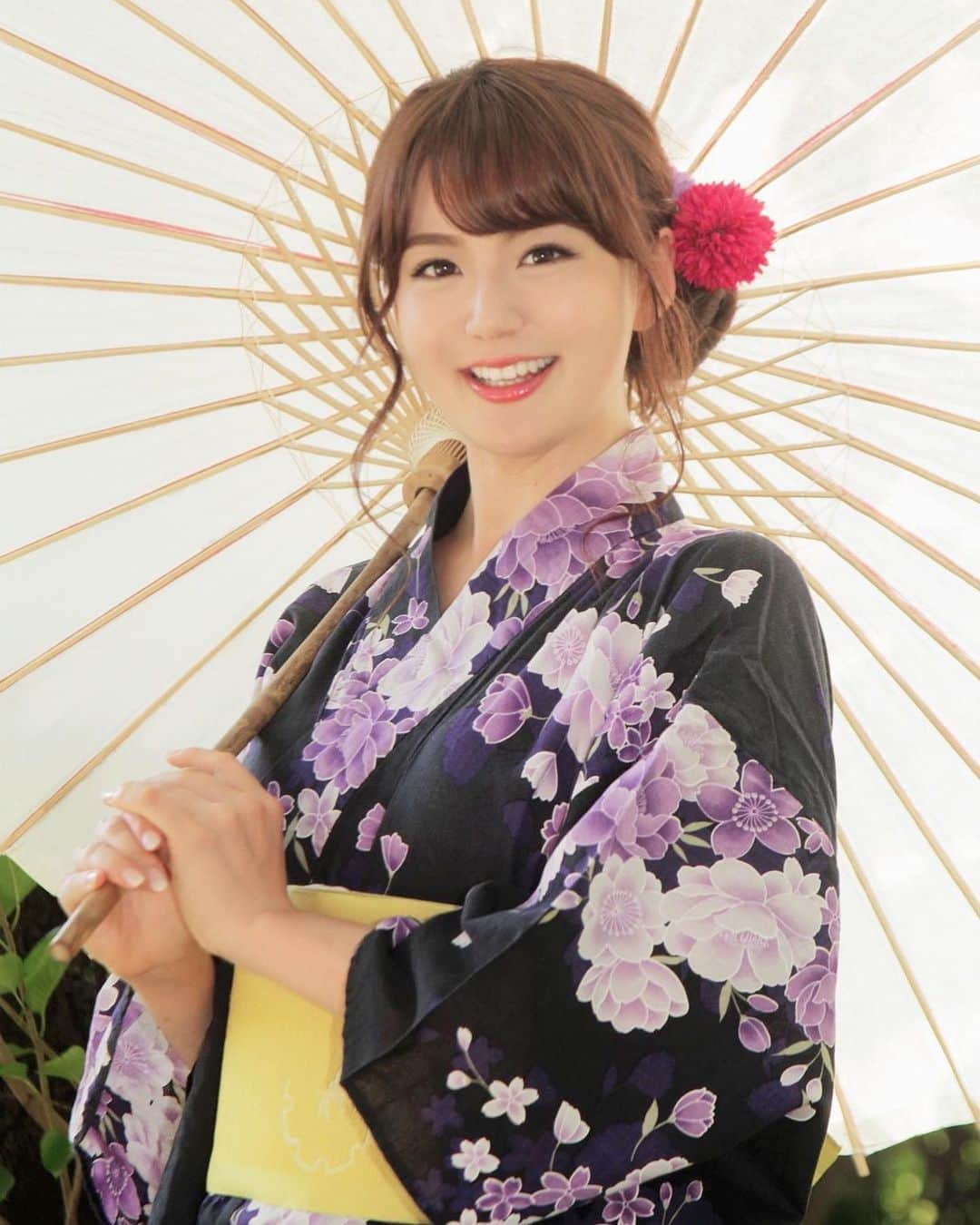 那津あやこのインスタグラム：「✨🎍新年あけましておめでとうございます🎍✨﻿ ﻿ ﻿ ﻿ 今年で今のお仕事をして2年目になります☺️﻿ ﻿ もっと活躍できるように頑張るので、﻿ 引き続き、推し事宜しくお願いします‼️😆﻿ ﻿ ﻿ ﻿ ﻿ ﻿ ﻿ ⚠️お知らせ⚠️﻿ ﻿ ﻿ 1/4(土)は、﻿ エモーション撮影会in名古屋🍤✨﻿ ﻿ ﻿ 初の振袖での撮影になります❤️﻿ 和装といえば…あやこでしょ？😍笑﻿ ﻿ ﻿ 一緒に新年のお祝いをしよう✨﻿ 見逃しちゃやだ🥺💦﻿ ﻿ ﻿ お年玉プレゼント🧧用意して待ってるね🌟﻿ ﻿ 予約はこちら💁‍♀️﻿ ⬇︎⬇︎﻿ ﻿ https://emotion-c.com/schedule/nagoya/20200104na.html﻿ ﻿ ﻿ 那津あやこ #あやや #rq #racequeen #レースクイーン #モデル #タレント #女子アナ #女優 #和装 #ヘアアレンジ #yuka #浴衣 #flower #撮影会 #2020 #smile #cute #model #talent #撮影 #japan #japanesegirl #instagram #photography #followme」