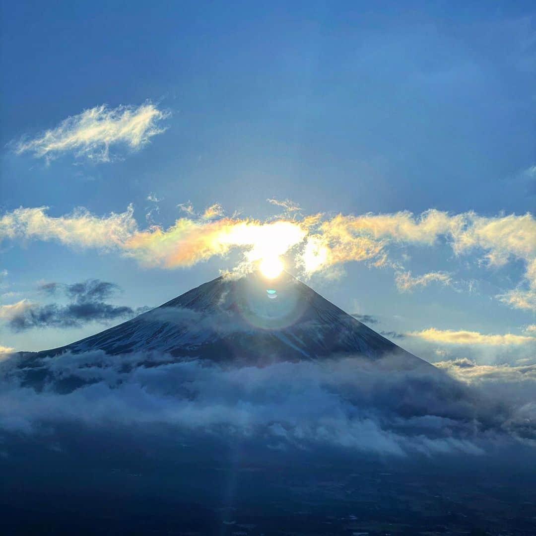 武尊さんのインスタグラム写真 - (武尊Instagram)「最高のパワーもらった🏔 明日から3月22日の試合に向けてアメリカ合宿へ🇺🇸 今年は勝負の年。 今までの苦しみも悔しさも全部意味のある物に変えて 全部ひっくり返す。 #ダイアモンド富士 #2020 #元旦」1月1日 23時54分 - k1takeru