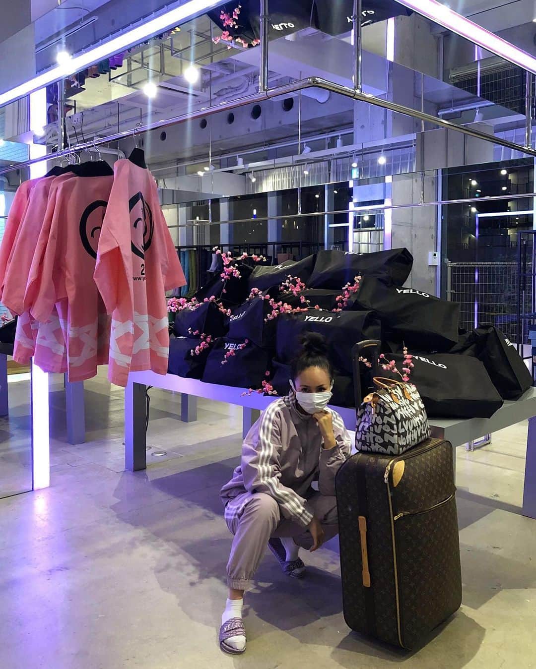 のインスタグラム：「2019大晦日から寝ずに🚅で大阪着会場直行🌸🌸 そうです、年末からずっとずっとご準備してきた YELLO初売りのご用意が整いました🎍🐭 元旦からすっぴんで、テツandト◯のカラバリ状態の 自分はさておき… 🤦🏻‍♀️🙇🏻‍♀️ YELLO初の福袋のご用意も万端に揃い 超ピンクライト放出の店舗空間にておめでたい梅を散りばめてYELLO DOLLSと大阪セール会場にて法被を着て お客様に新年のご挨拶をさせて頂きます🙇🏻‍♀️🙏🏼🌸 新年を一緒にお祝いさせて頂けたら幸いです💗💗💗 この度はじめてのYELLO福袋なので、全国からお問い合わせを 沢山頂いておりますが、大変恐縮ではありますが オンラインでの販売はございません事了承くださいませ🙇🏻‍♀️🙇🏻‍♀️ ですが！！1／2 20:00からはYELLOが年間を通して 一番熱くなる🔥30-50off🔥の特大セールが オンラインストアで開催されますので どうぞこの機会をご利用くださいませ💻📲🙇🏻‍♀️ 今から約12時間後の1/2 12:00より いよいよ大阪YELLO初売りです！🎍🌸🎍🌸 沢山のお客様にお会いできることを 心より楽しみにしております🙇🏻‍♀️🙇🏻‍♀️🌸🌸🌸🌸🌸 #YELLO @yelloshoes_official ◽️大阪初売りセール 1/2(木) 〜 1/5(日)  12:00 - 20:00 LINE-UP STORE 大阪府大阪市西区南堀江1-5-8 セイワ南堀江リバーレジデンスWEST1F ▫️オンラインストアセール 　https://www.yelloshoes.com 1/2(木) 20:00〜 - 福袋に関するご注意 - ※お支払い方法は現金のみとさせていただきます。 ※福袋はサイズ別となっており、数に限りがございますので予めご了承くださいませ。 ※福袋のお会計は会場にてお支払いいただき、当日お持ち帰りいただくことができます。 ※福袋の在庫状況はお答えいたしかねます。 ※中身はお選びいただけませんので予めご了承くださいませ。 ※福袋を複数ご購入いただいた場合、商品が重複する可能性がございます。予めご了承くださいませ。 ※店内での福袋の開封はお断りさせていただきます。 - セールに関するご注意 - ※大阪会場はどなた様でもご来場いただけます。また、受注制となり、ご注文いただいた商品はその場でのお渡しではなく後日代金引換にて発送となります。(福袋を除く) ※他の割引との併用はできかねます。」