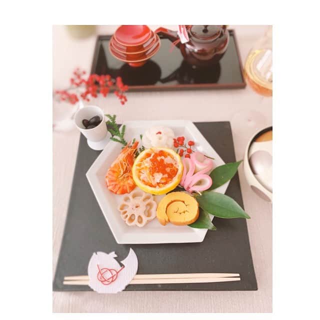 前田ゆかのインスタグラム：「2020 明けましておめでとうございます🎍 ＊ ＊ 令和2年元旦 初日の出を拝んでからゆっくりとおせちをいただきました☺️ ＊ ＊ 今年も厚い雲に覆われていた曇り空。 一瞬だけでも姿を見せてくれることに期待して粘り強く上がった感動のご来光でした🌅 ＊ 諦めない気持ちを念頭に置いて😌 ＊ 新しい年も平和で、健康に、 感動の多い素晴らしい 一年となりますように。 ＊ 本年もどうぞ宜しくお願いします✨  #元旦 #2020 #子年 #おせちとワイン #飲んで食べてのお正月🎍 #maeyukareshipi」