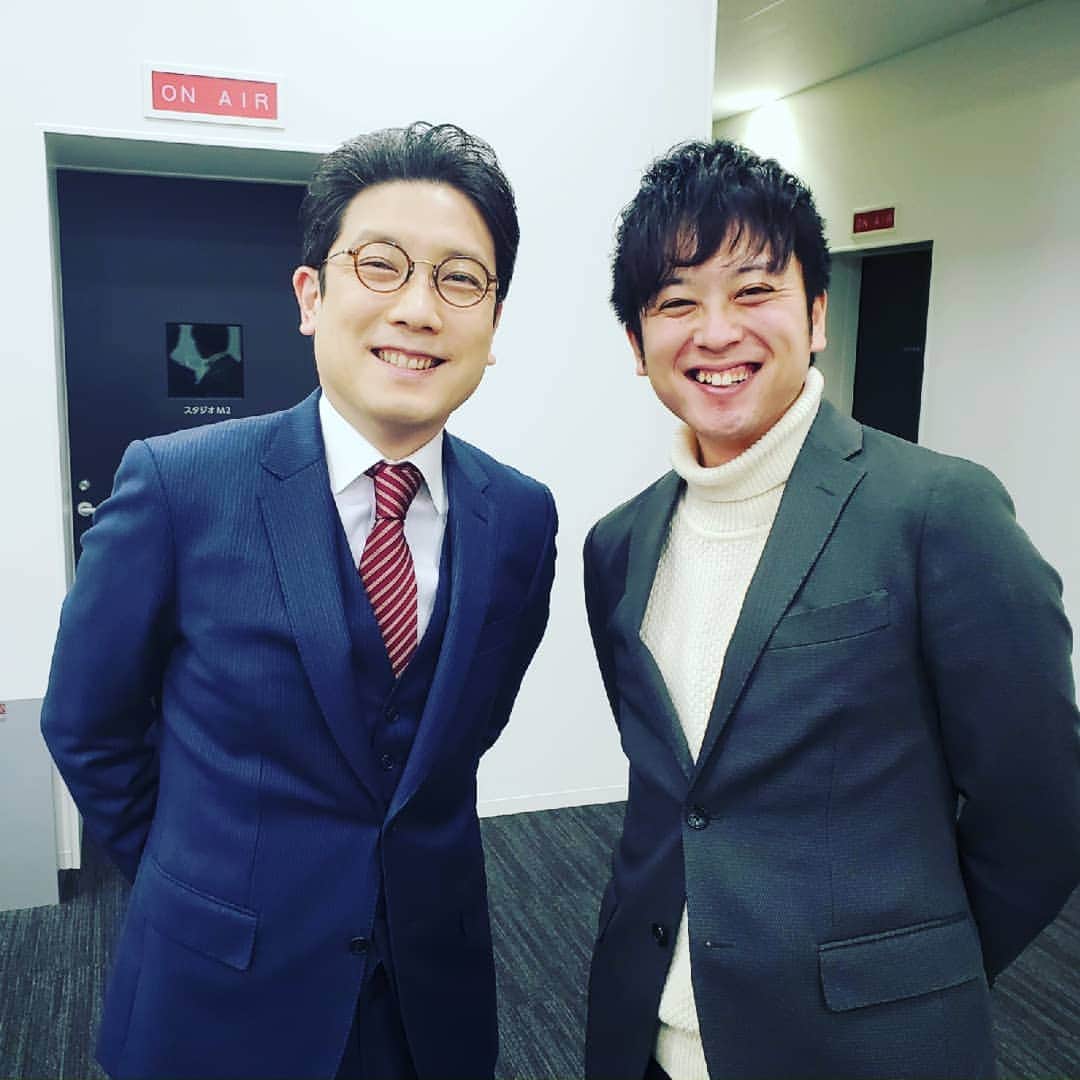 飯田嘉太のインスタグラム：「謹んで新年のお慶びを申し上げます🗻  年が明けて早速プチ仕事始めでした☺️ 毎年元旦のニュースを読み続ける 稲垣アナウンサーと📷  いよいよオリンピックイヤー‼  スポーツ担当者として選手を全力で応援し 悔いなく取材する①年にします💥  元旦の御朱印もGETして大満足👏  皆さま2020年もよろしくお願いします😌  #2020 #謹賀新年 #オリンピックイヤー #🐭 #子年 #Olympic #happynewyear #明けましておめでとうございます #今年もよろしくお願いします #元旦 #ニュース #news #石川テレビ #アナウンサー #announcer #稲垣真一 アナ #飯田嘉太 #御朱印 #松任金剣宮」