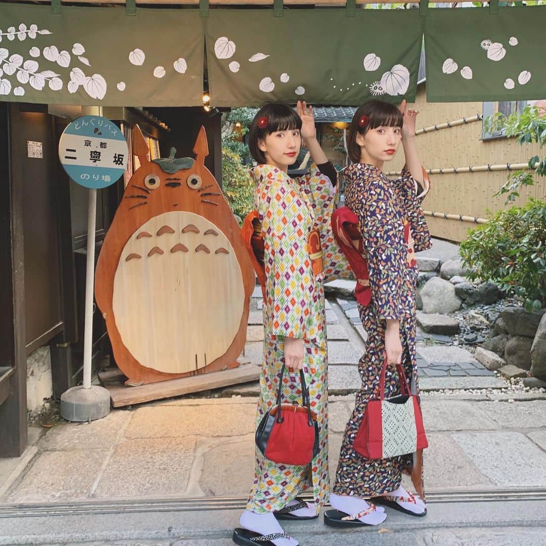 のインスタグラム：「明けましておめでとうとうございます🎍🎍 毎年恒例の着物を着て初詣へ。 . . 今年も皆さんにとって素敵な1年になりますように。。。 . これからもえまえりを宜しくお願い致します！！🐭 #双子モデル #双子タレント」