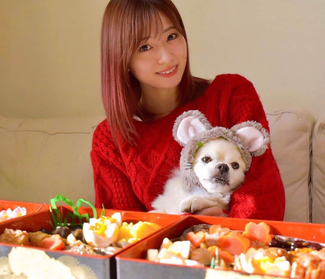 黒坂優香子さんのインスタグラム写真 - (黒坂優香子Instagram)「♡ ・ ・ お正月を感じでいます☺️♡ ・ 早起きして家族で初日の出を見て 手作りのお節を食べてお餅を食べて…♡ ・ ・ 大好きな時間👼✨ ・ ・ 赤いニットは　@deicy_official ♡ ・ ・ ねずみこころさんは眠そうです🐁 @cocorokurosaka」1月1日 18時35分 - yukakokurosaka0606