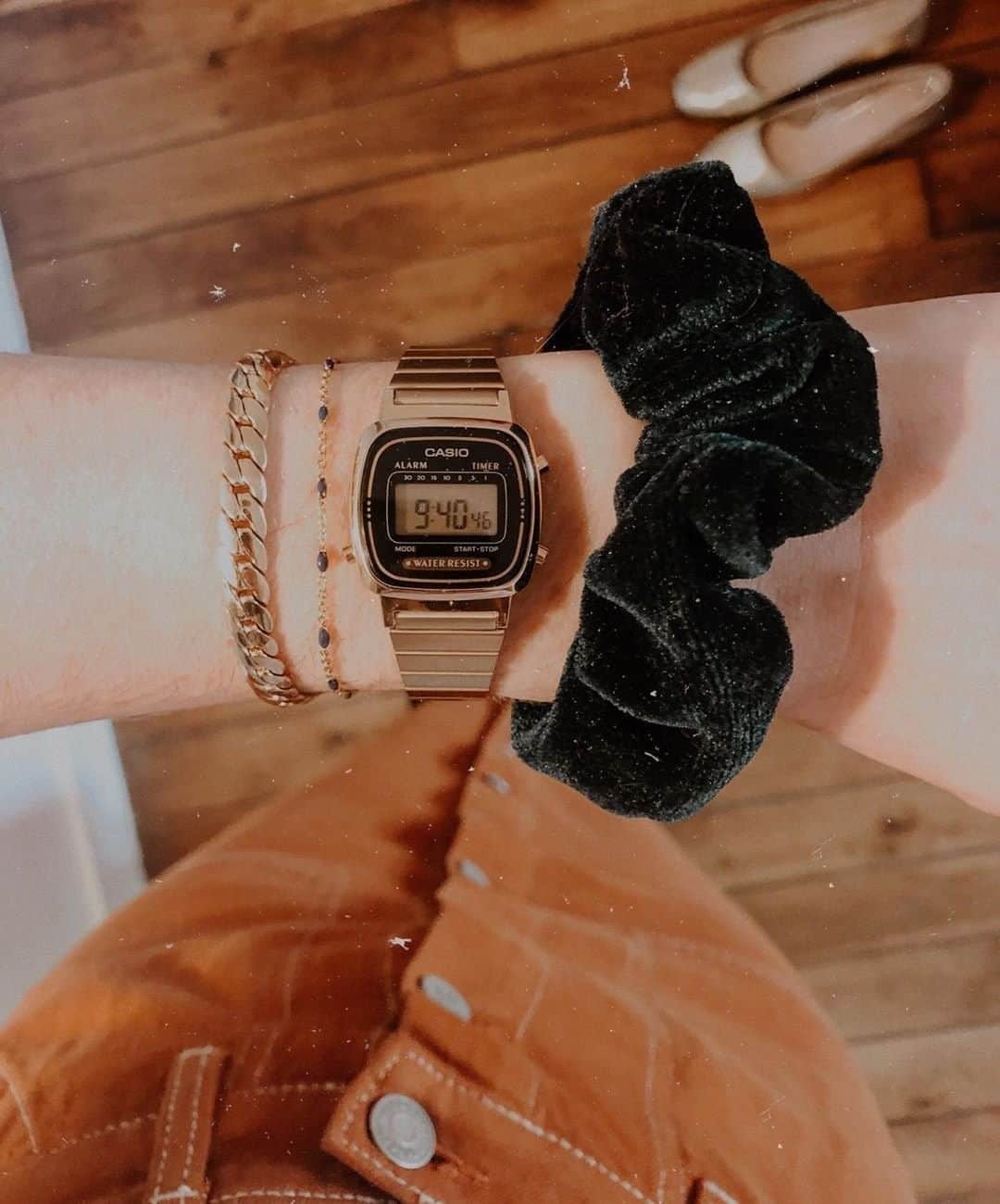 のインスタグラム：「Waking up to 2020: The Year of the scrunchie. 🔎: 8860213200 📷: @elisa_nelson  Tap the link in the bio to shop now. #Accessorize #Accessorizer」